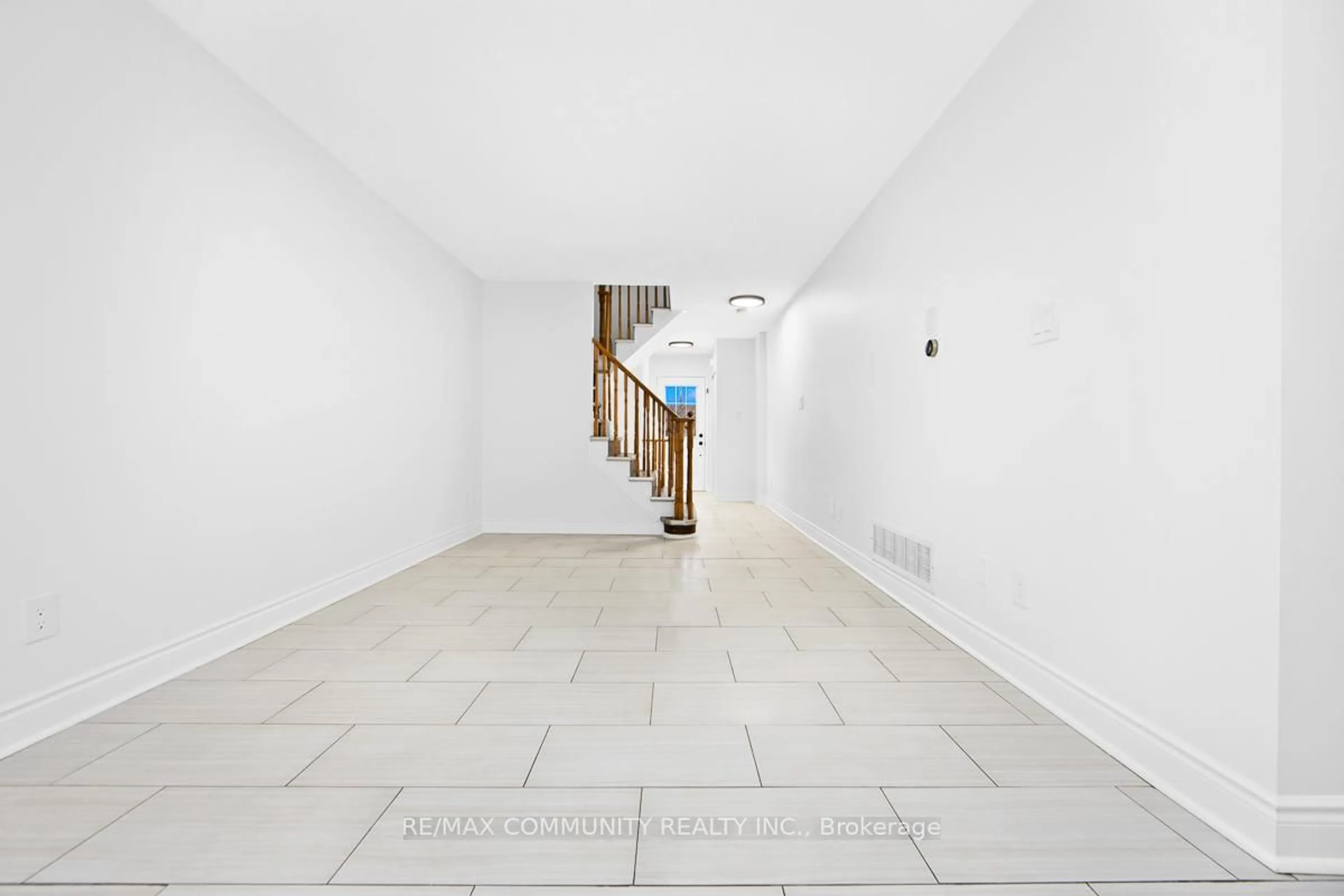 Indoor foyer for 1049 Kennedy Circ, Milton Ontario L9T 5S5