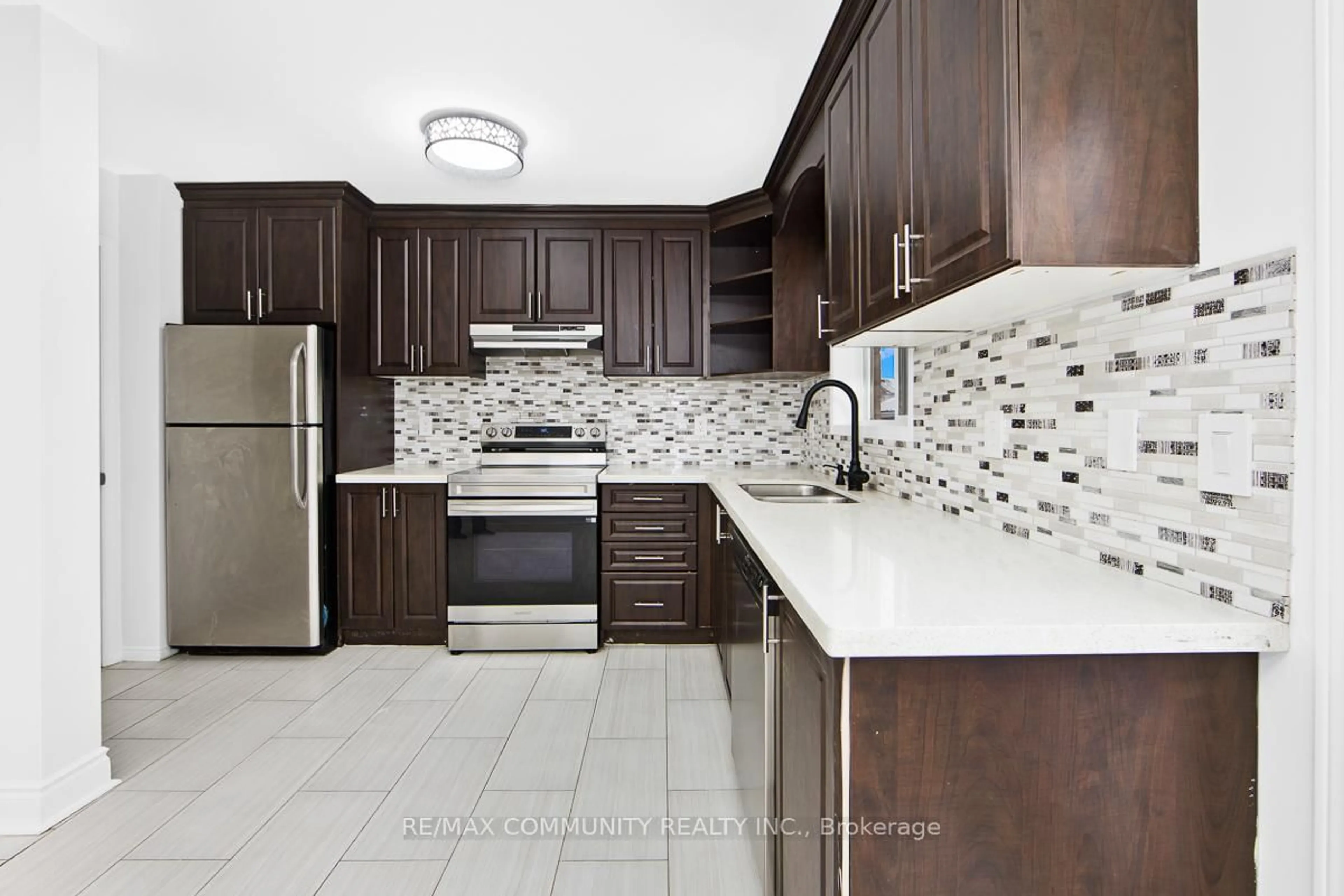 Open concept kitchen, ceramic/tile floor for 1049 Kennedy Circ, Milton Ontario L9T 5S5
