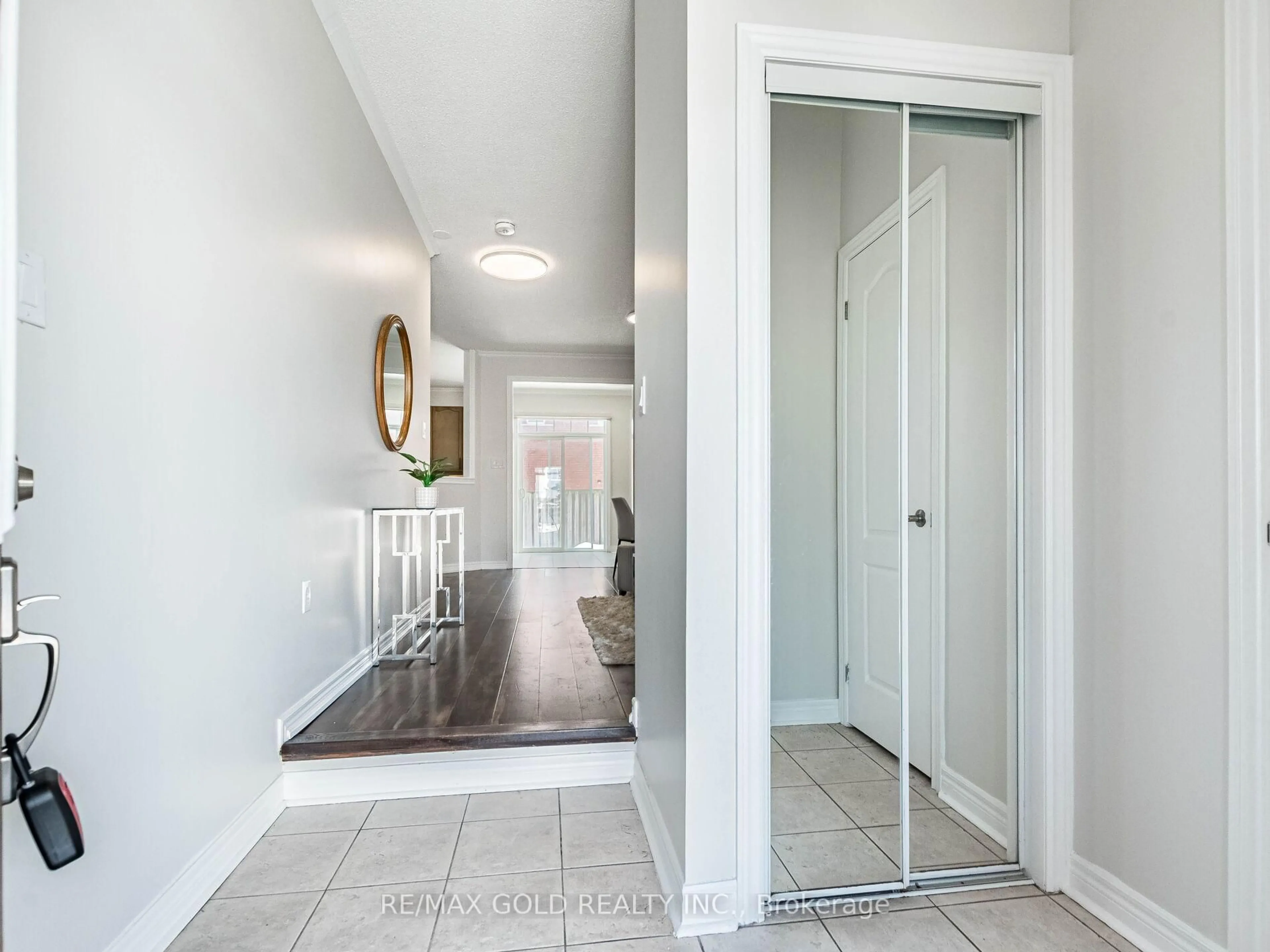 Indoor entryway for 47 Connolly Cres, Brampton Ontario L6R 0G9