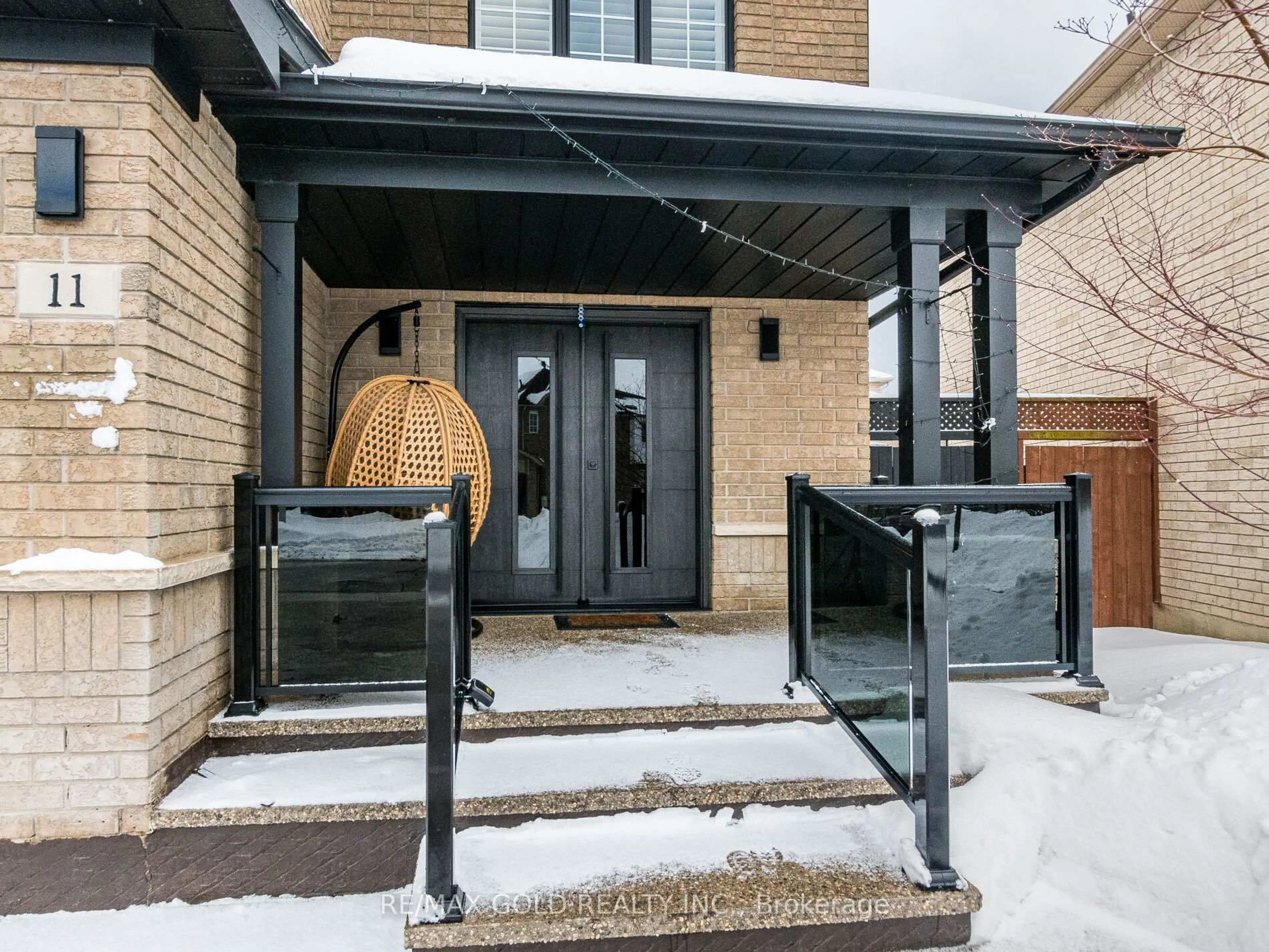 Indoor entryway for 11 Allangrove Dr, Brampton Ontario L7A 2M4