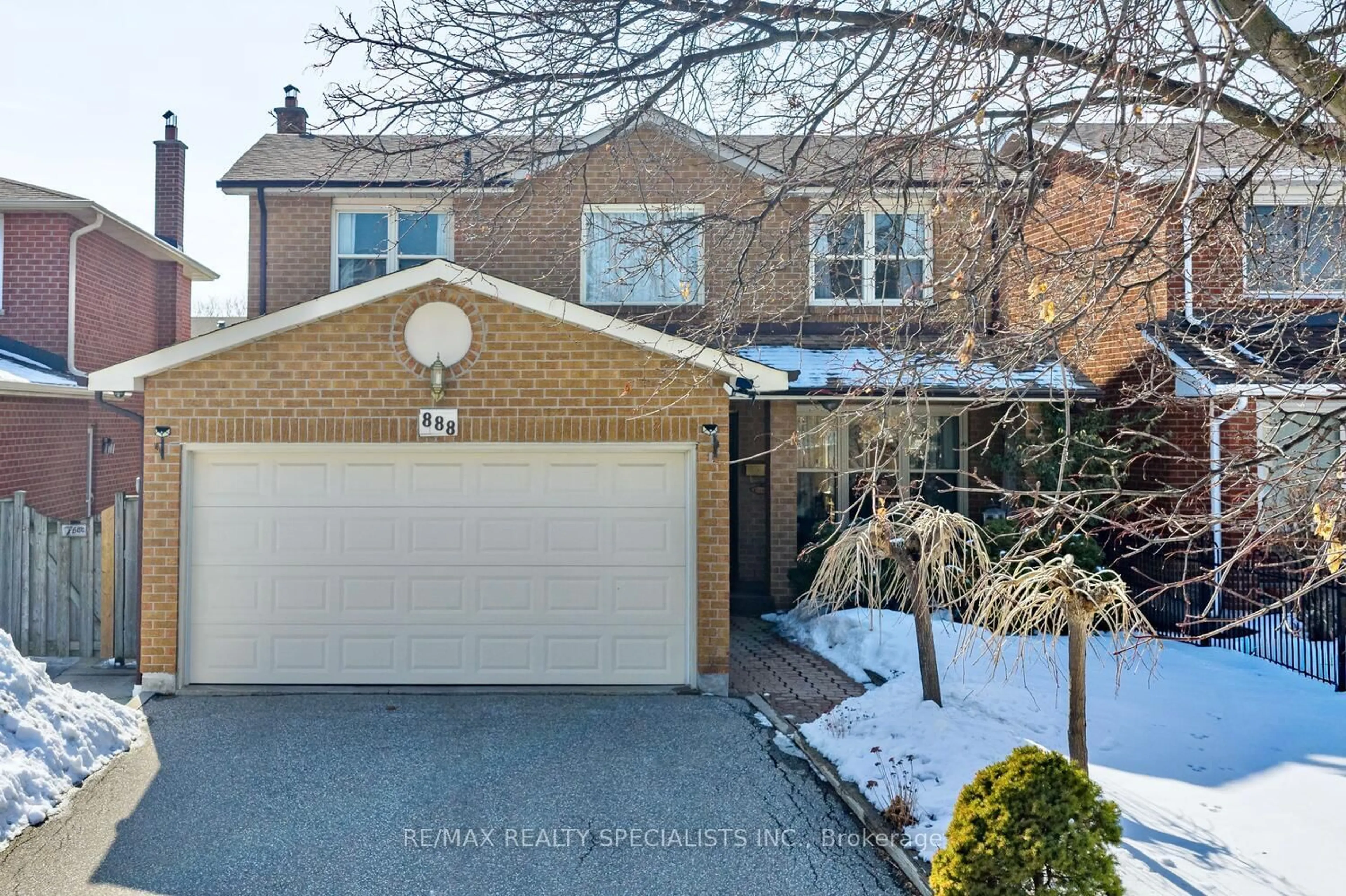 A pic from outside/outdoor area/front of a property/back of a property/a pic from drone, street for 888 Messenger Meadow Dr, Mississauga Ontario L5C 3T2