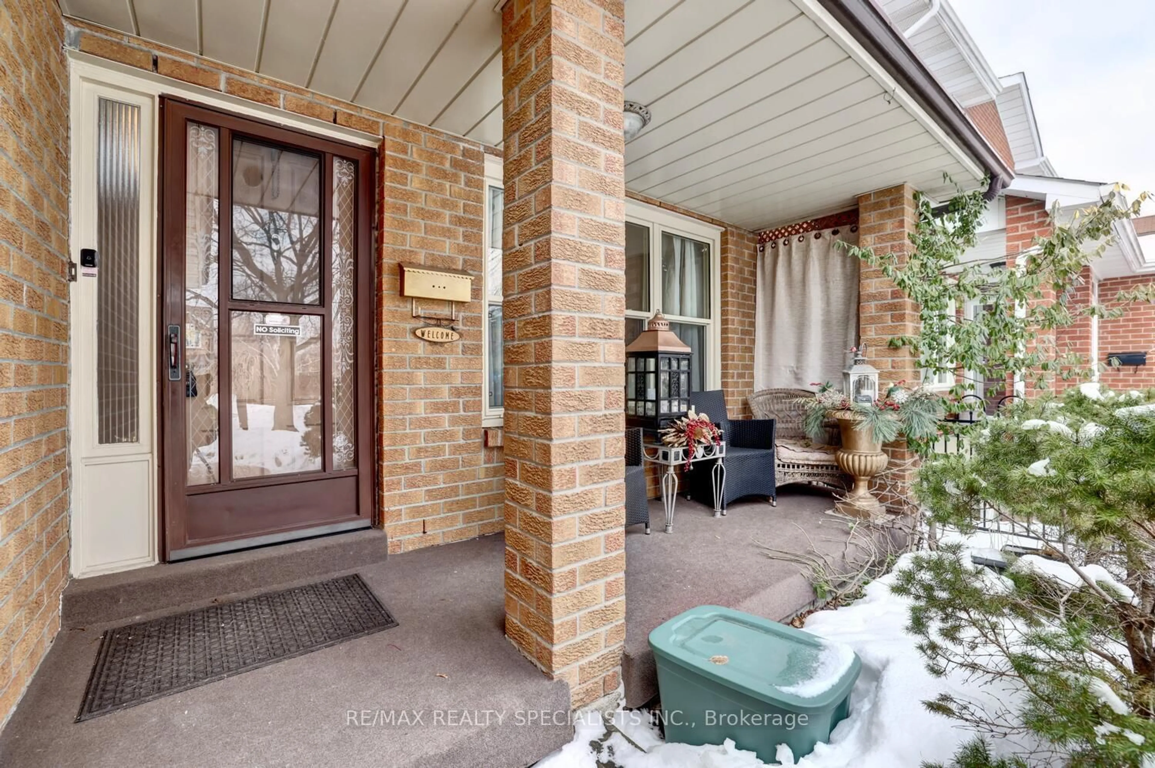 Indoor entryway for 888 Messenger Meadow Dr, Mississauga Ontario L5C 3T2