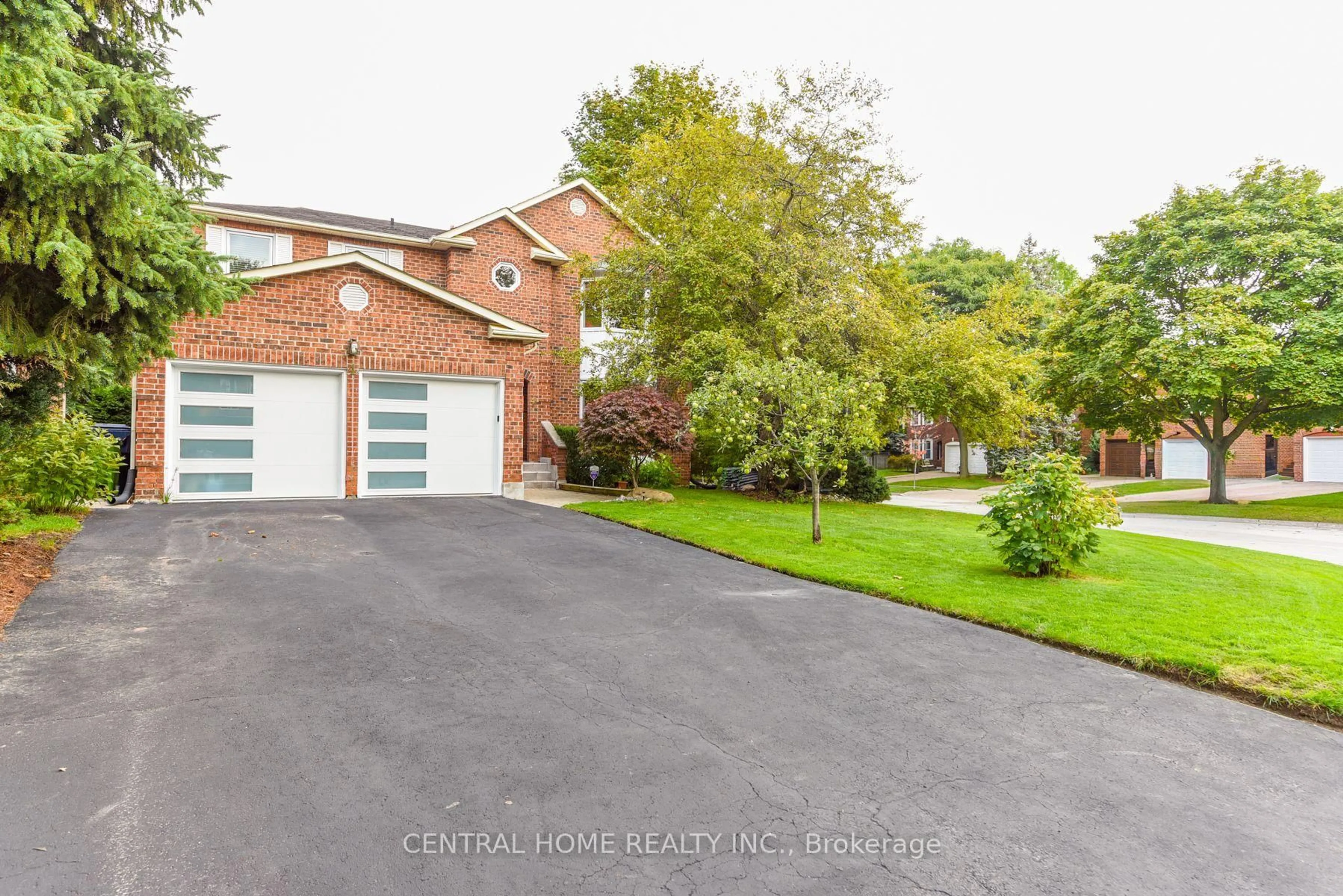 A pic from outside/outdoor area/front of a property/back of a property/a pic from drone, street for 4 Robaldon Rd, Toronto Ontario M9A 5A7