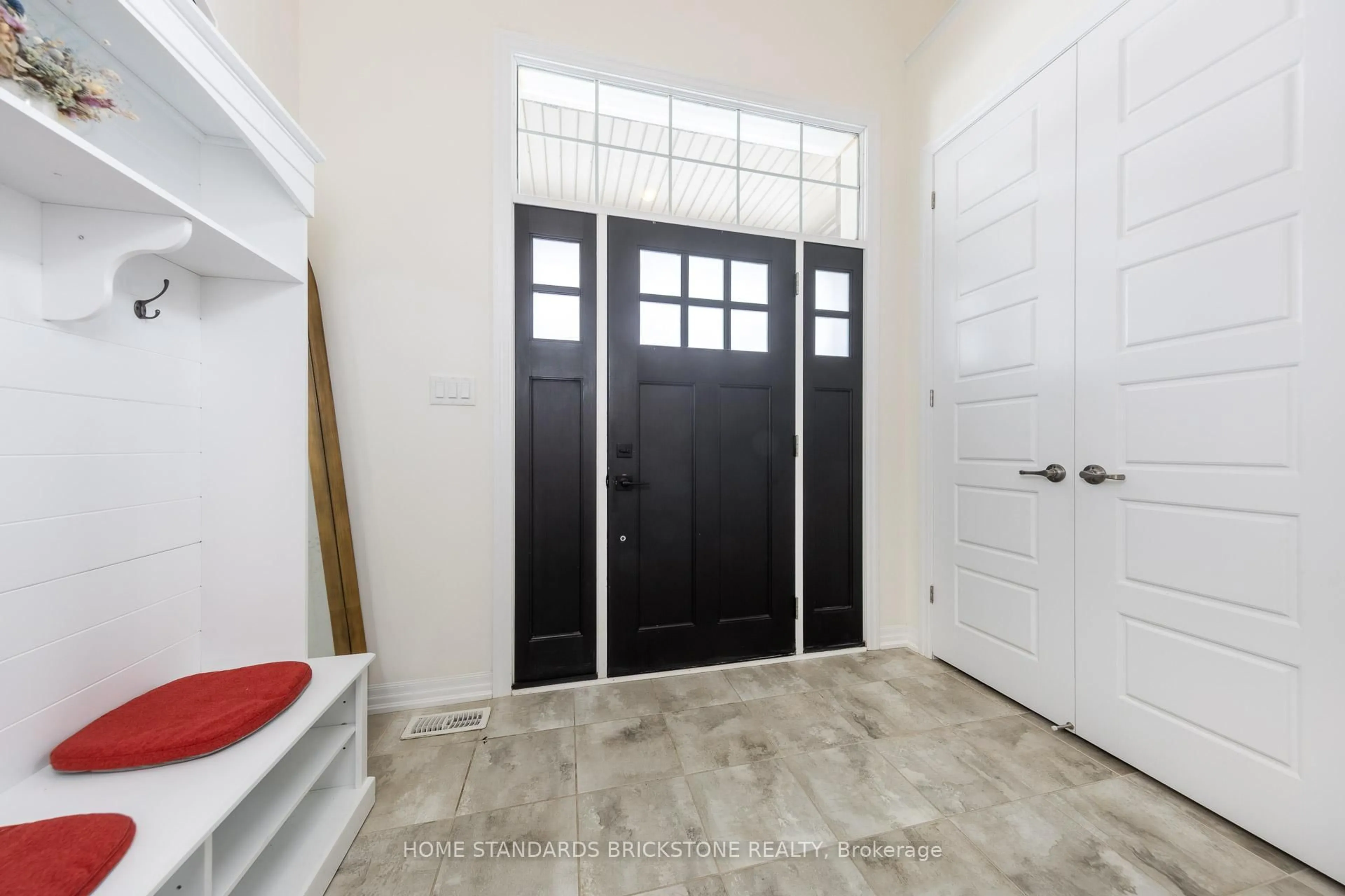 Indoor entryway for 3314 Mintwood Circ, Oakville Ontario L6H 0N6