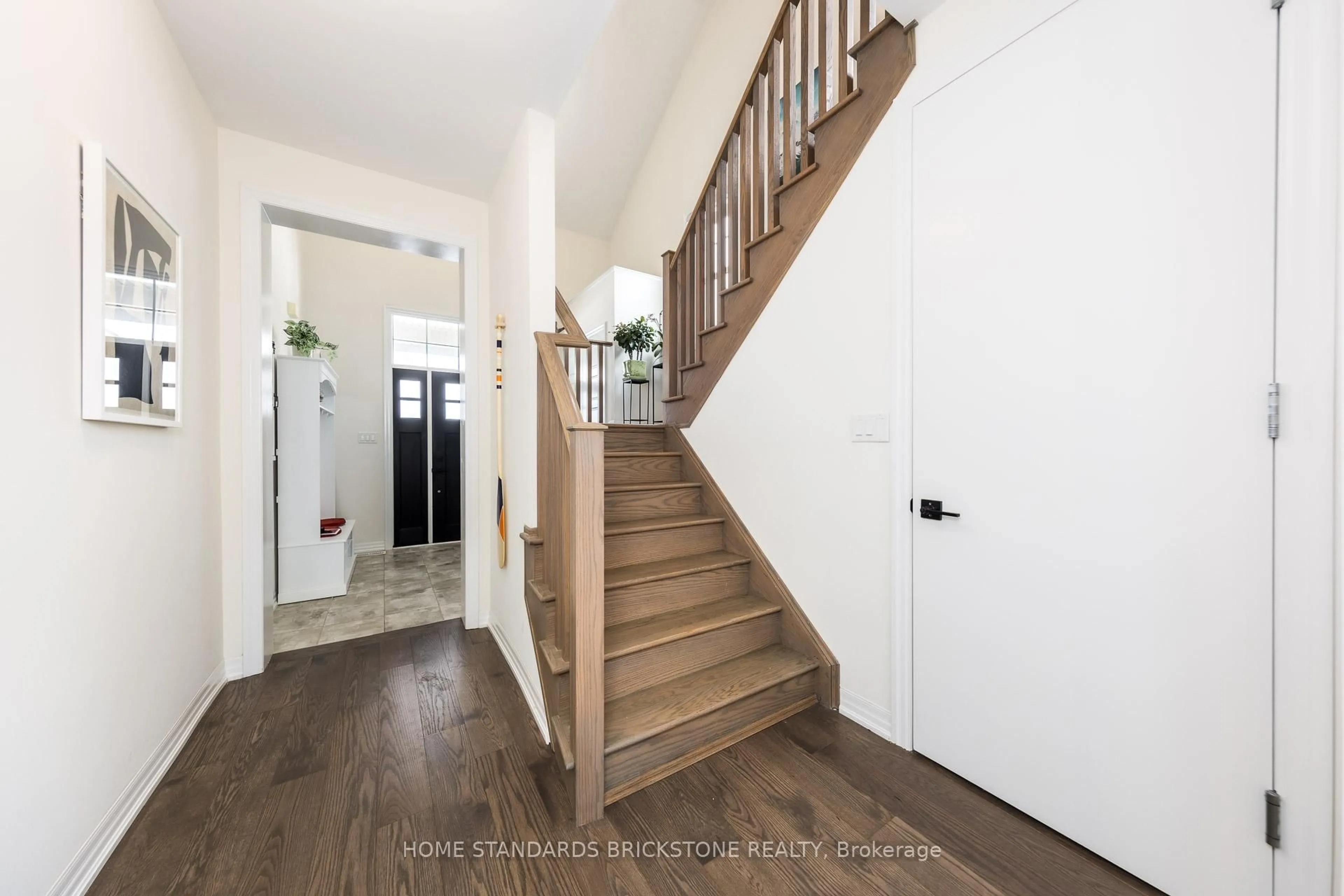 Indoor entryway for 3314 Mintwood Circ, Oakville Ontario L6H 0N6