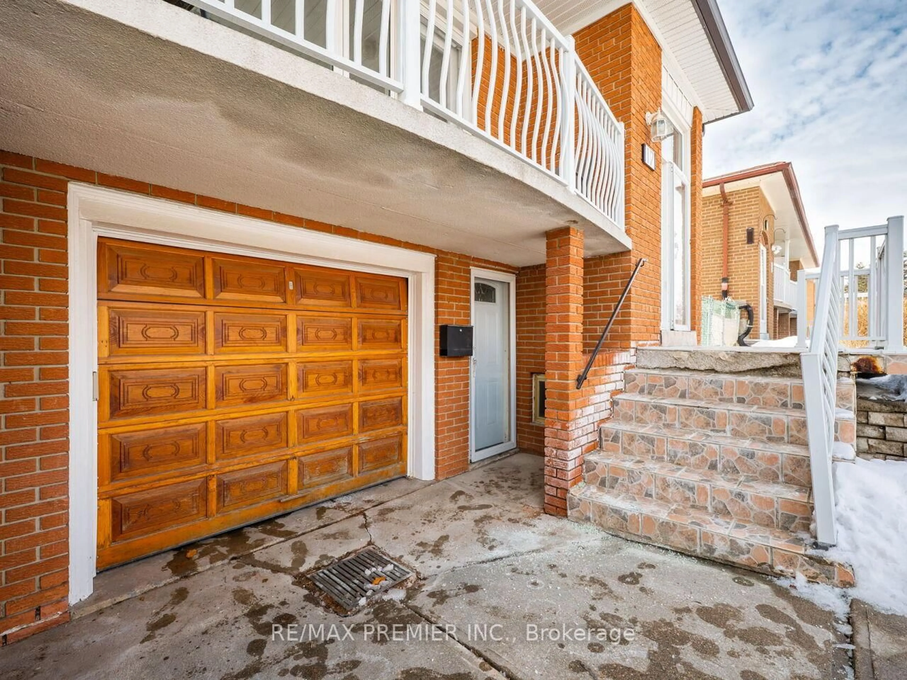 Indoor entryway for 17 Cabana Dr, Toronto Ontario M9L 1L1