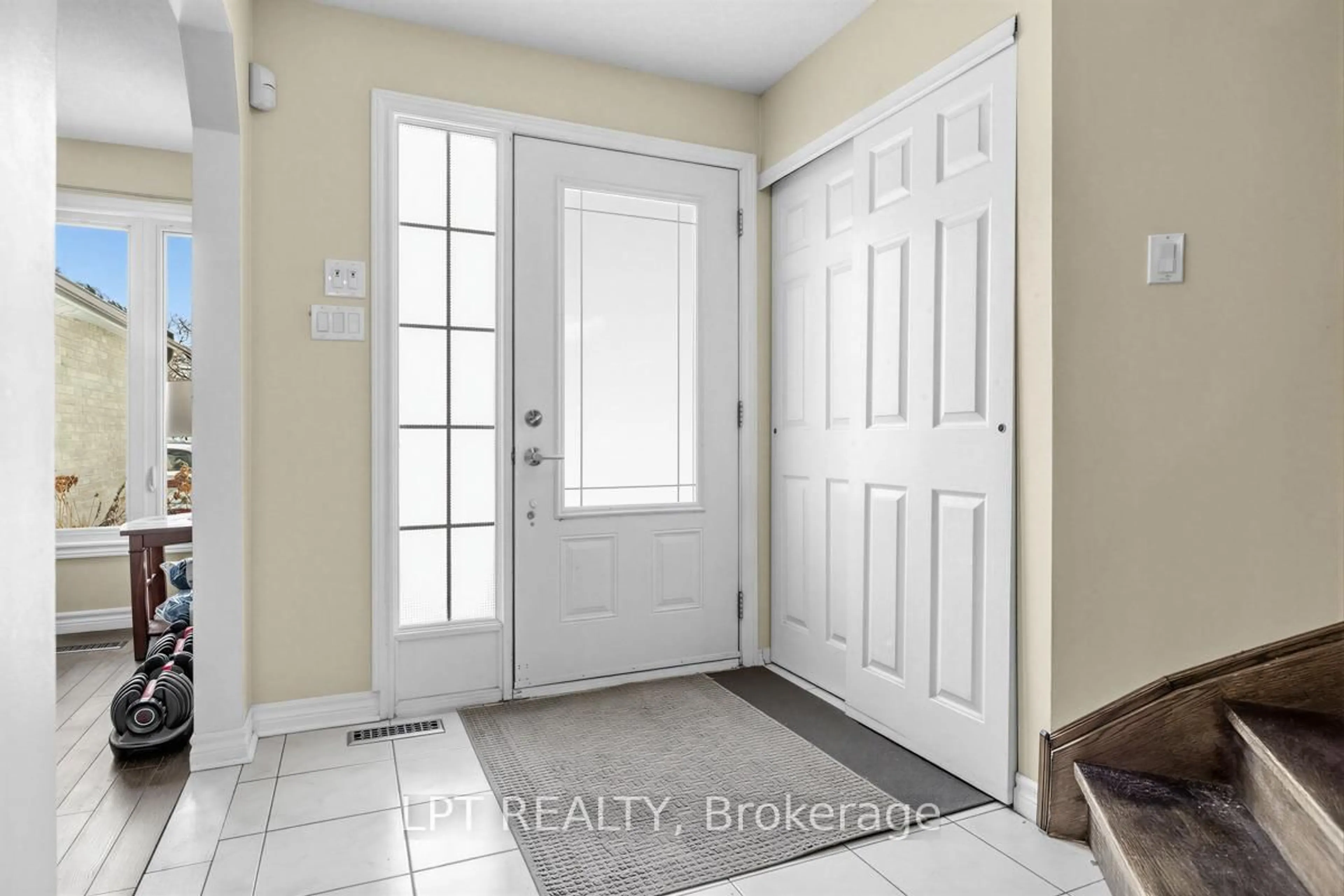 Indoor entryway for 6 Nutmeg St, Brampton Ontario L6S 4A8