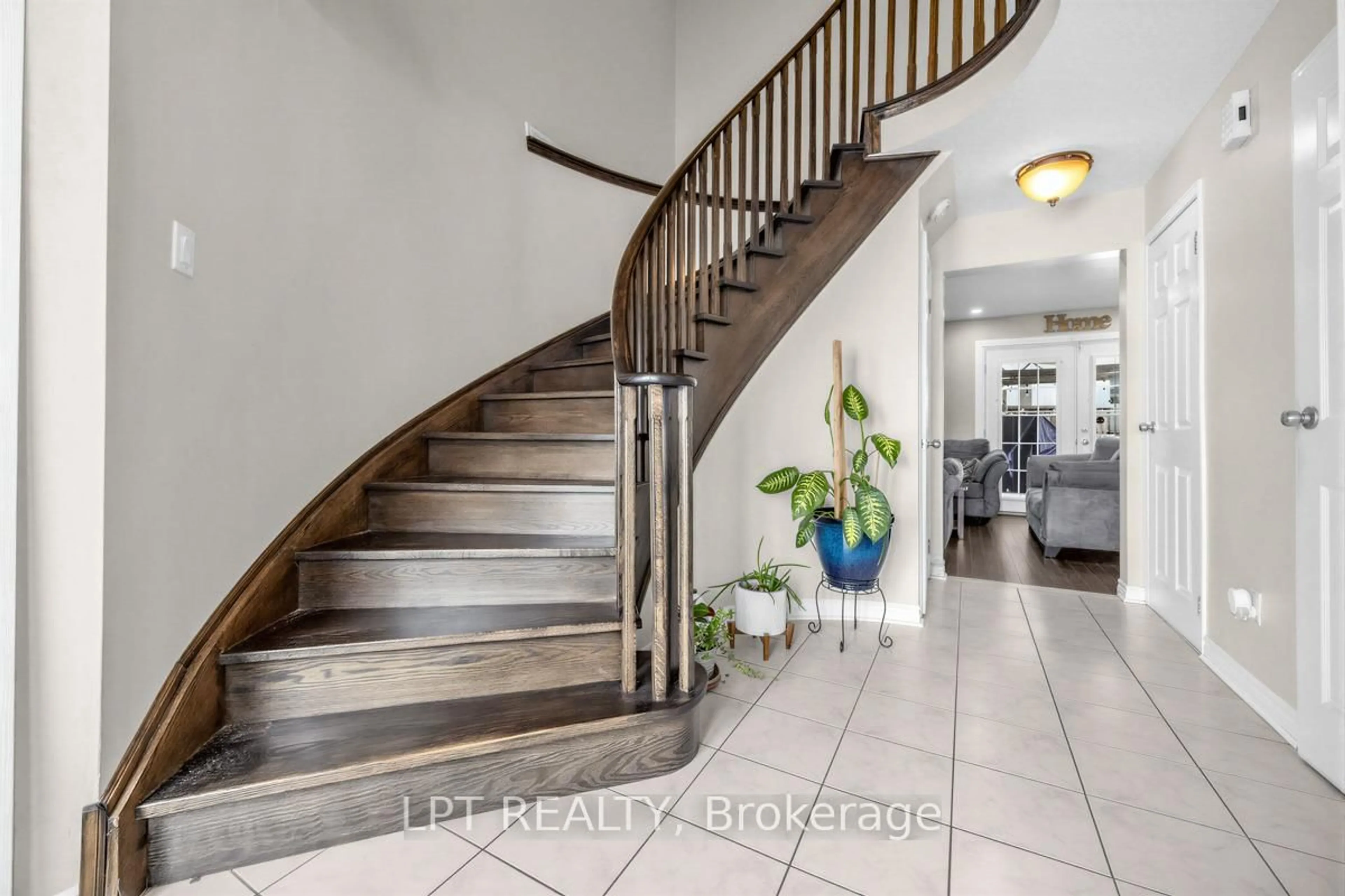 Indoor entryway for 6 Nutmeg St, Brampton Ontario L6S 4A8