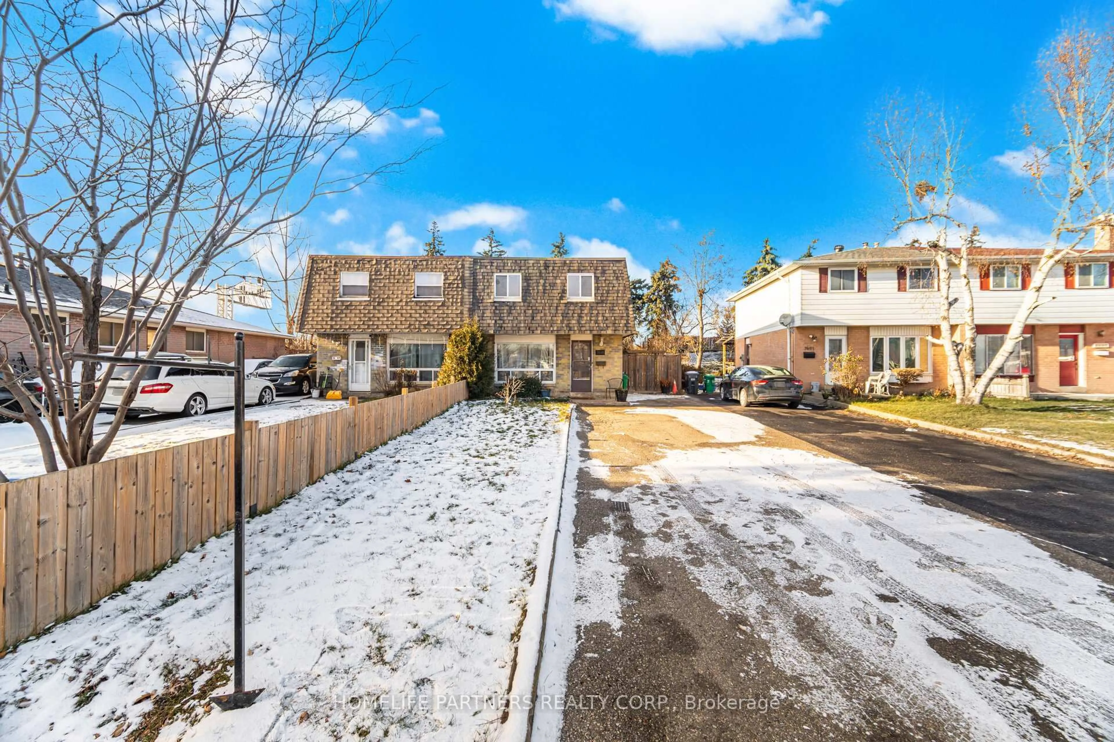 A pic from outside/outdoor area/front of a property/back of a property/a pic from drone, street for 7695 Priory Cres, Mississauga Ontario L4T 3H6