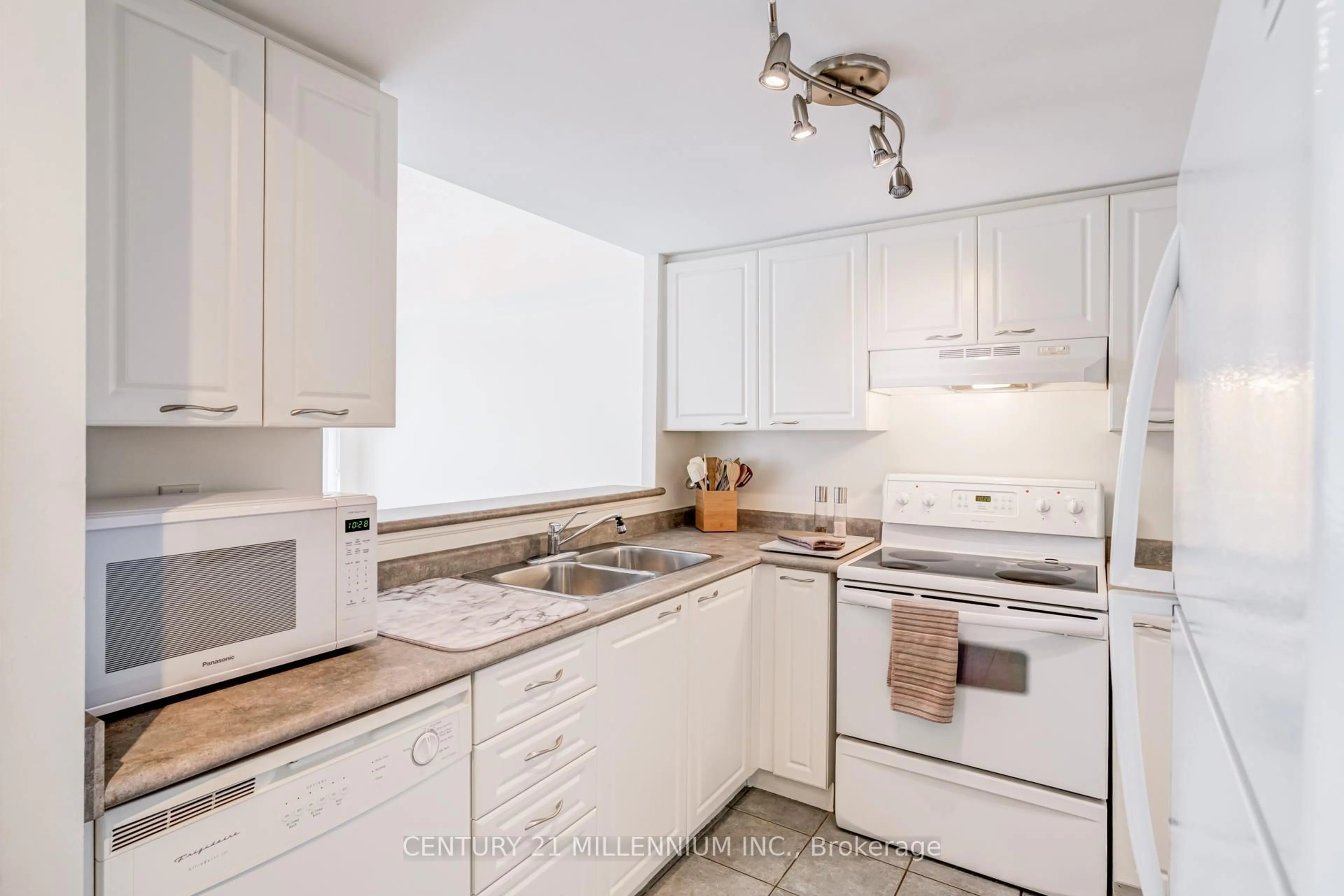 Standard kitchen, ceramic/tile floor for 1000 Cedarglen Gate #617, Mississauga Ontario L5C 3Z5