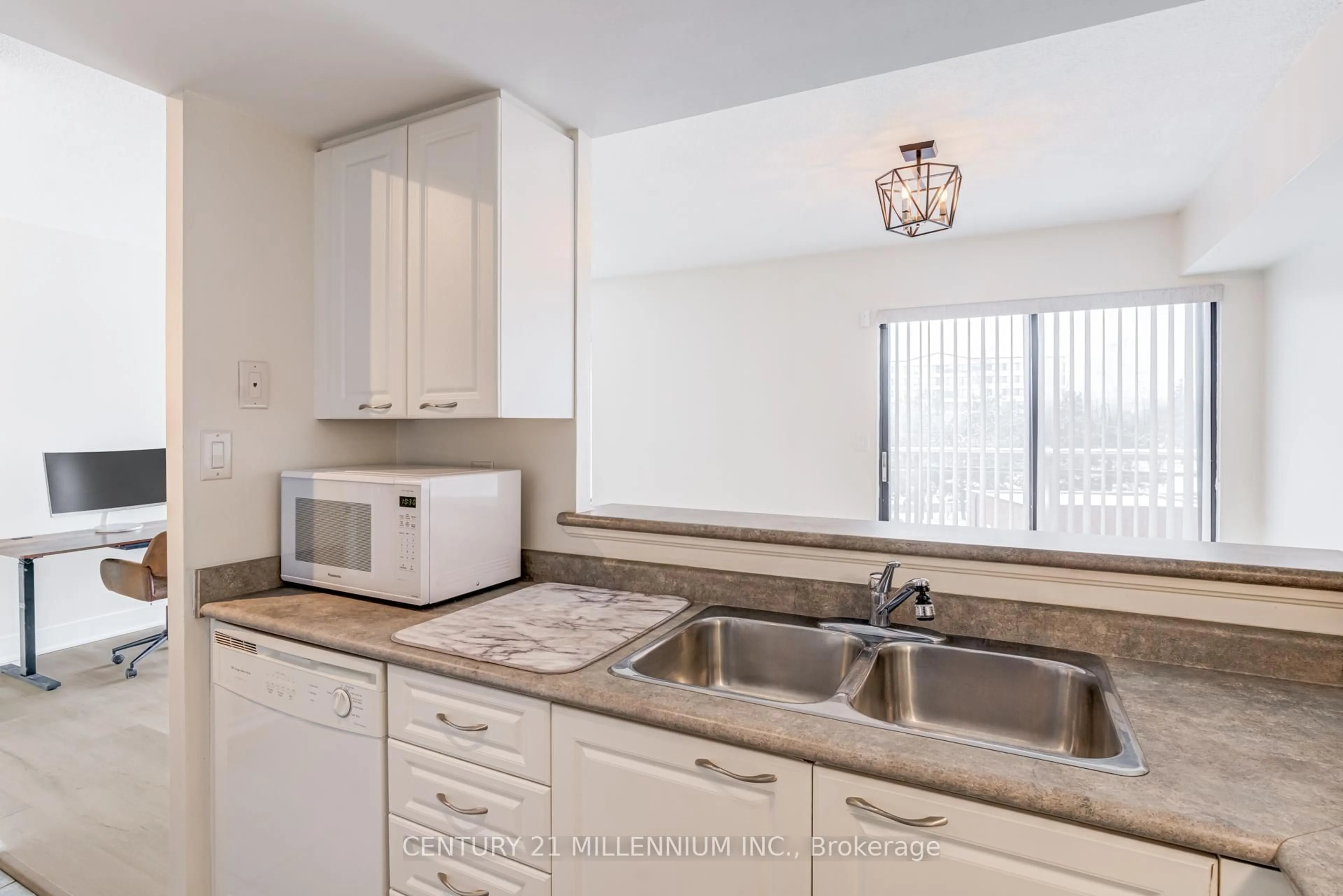 Standard kitchen, ceramic/tile floor for 1000 Cedarglen Gate #617, Mississauga Ontario L5C 3Z5