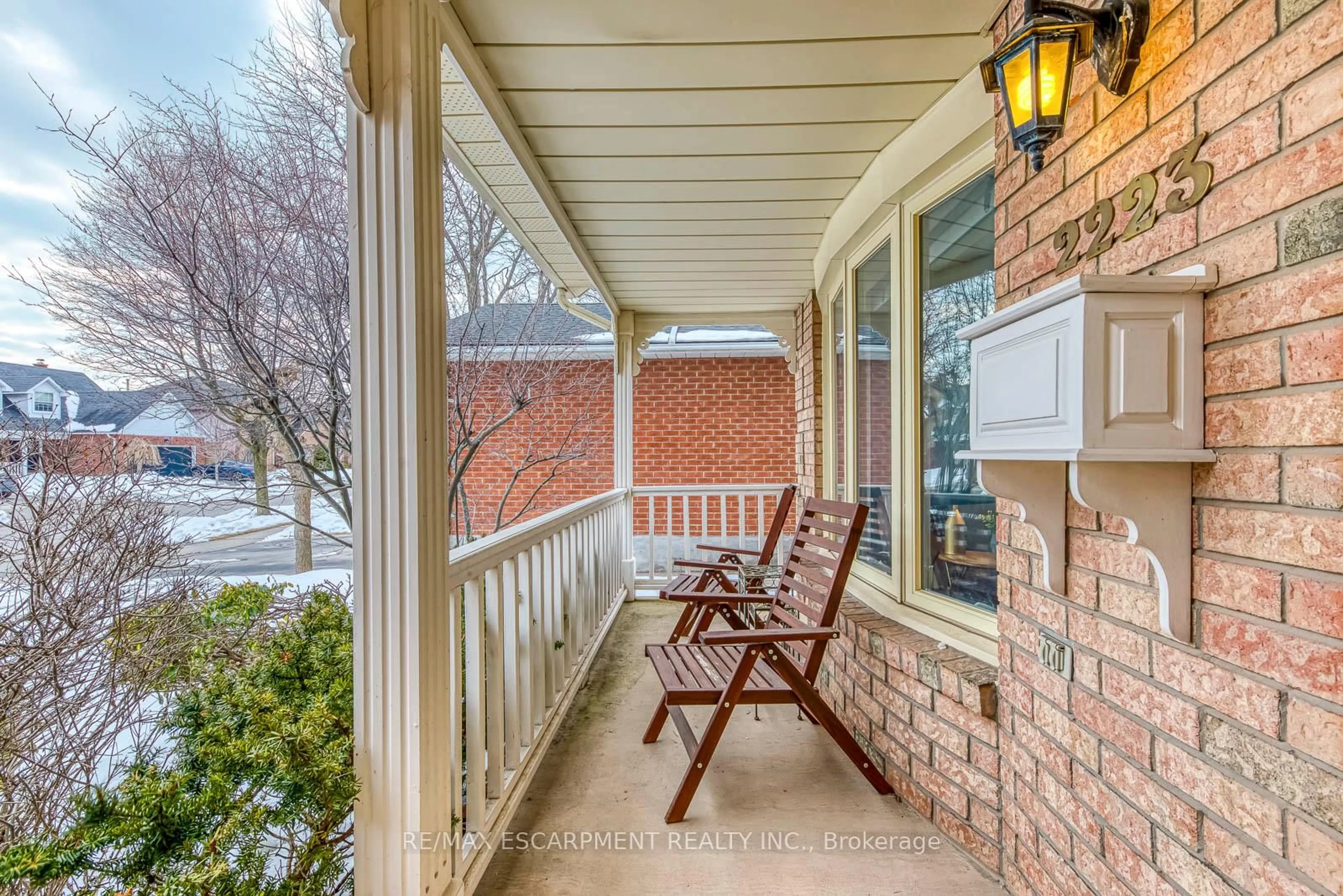 Patio, street for 2223 Vista Dr, Burlington Ontario L7M 3N5