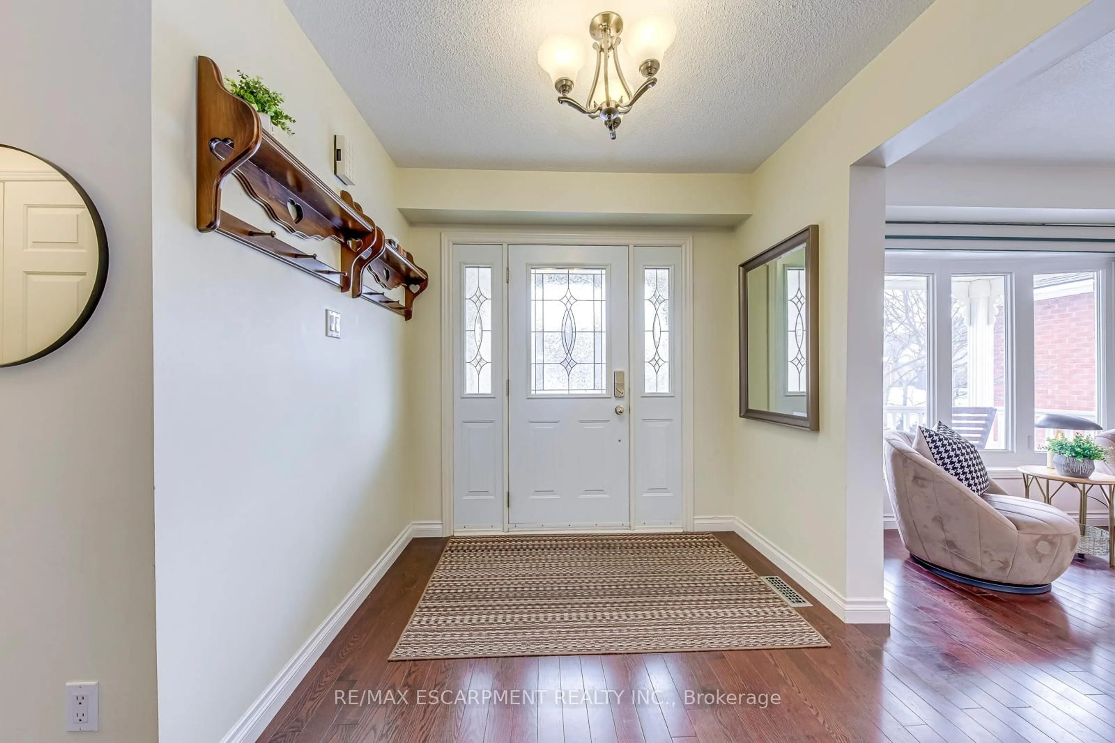 Indoor entryway for 2223 Vista Dr, Burlington Ontario L7M 3N5