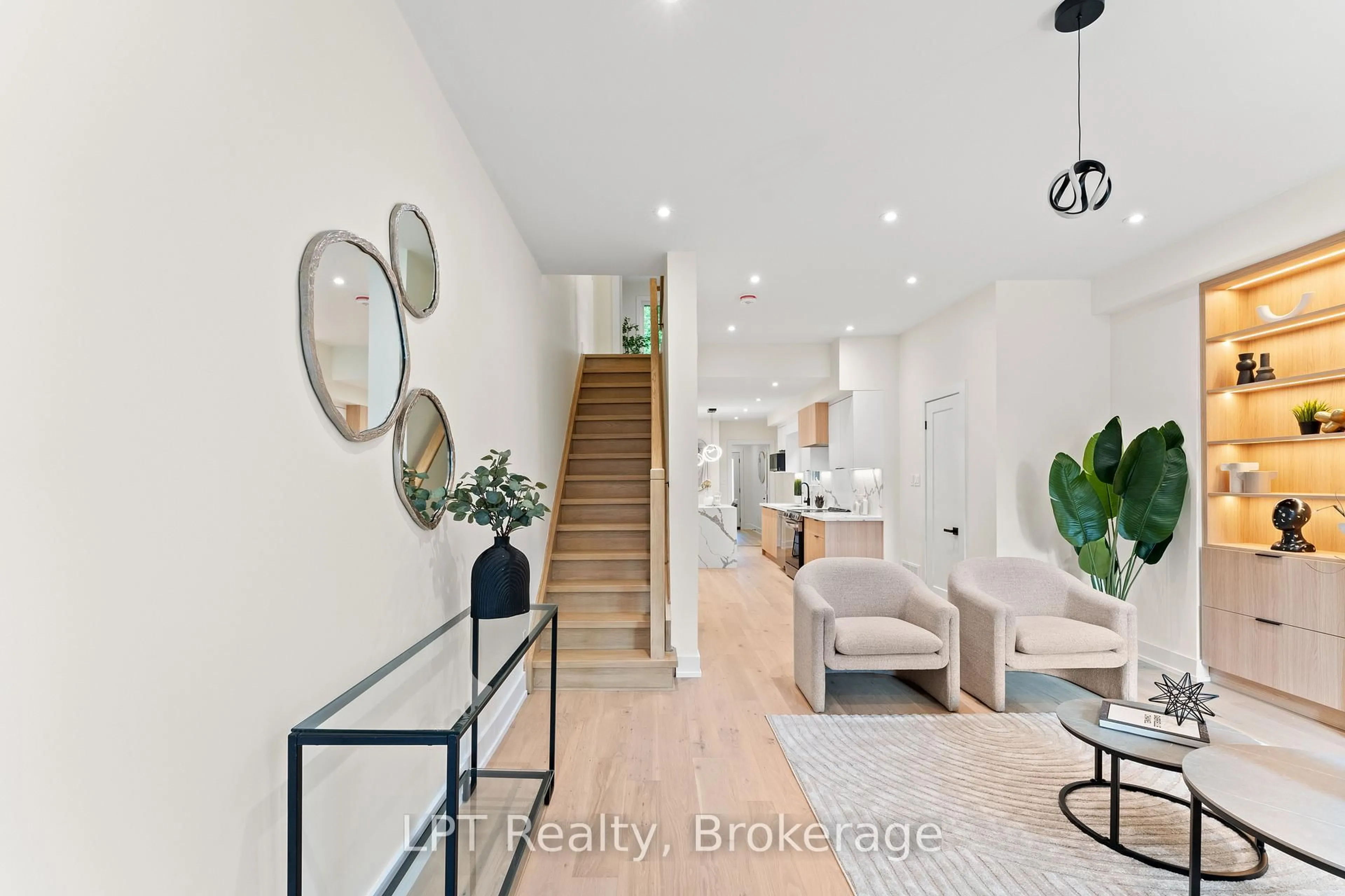 Indoor entryway for 204 Franklin Ave, Toronto Ontario M6P 3Z3