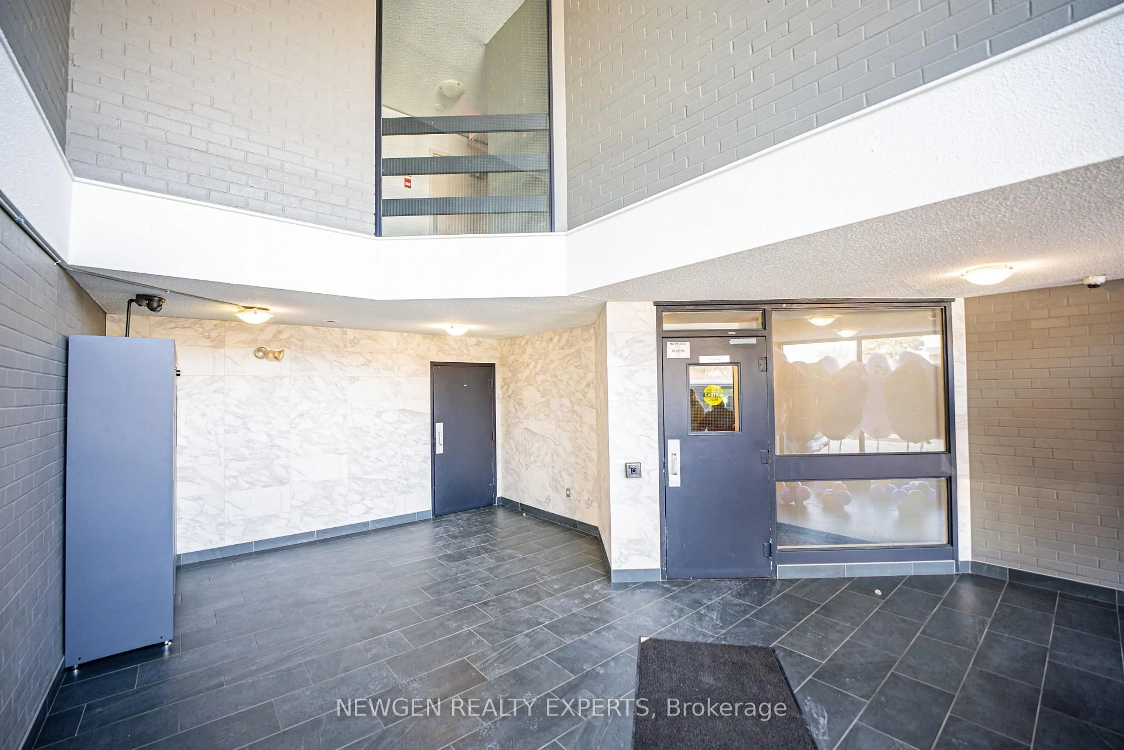 Indoor foyer for 2001 Bonnymede Dr #88, Mississauga Ontario L5J 4H8