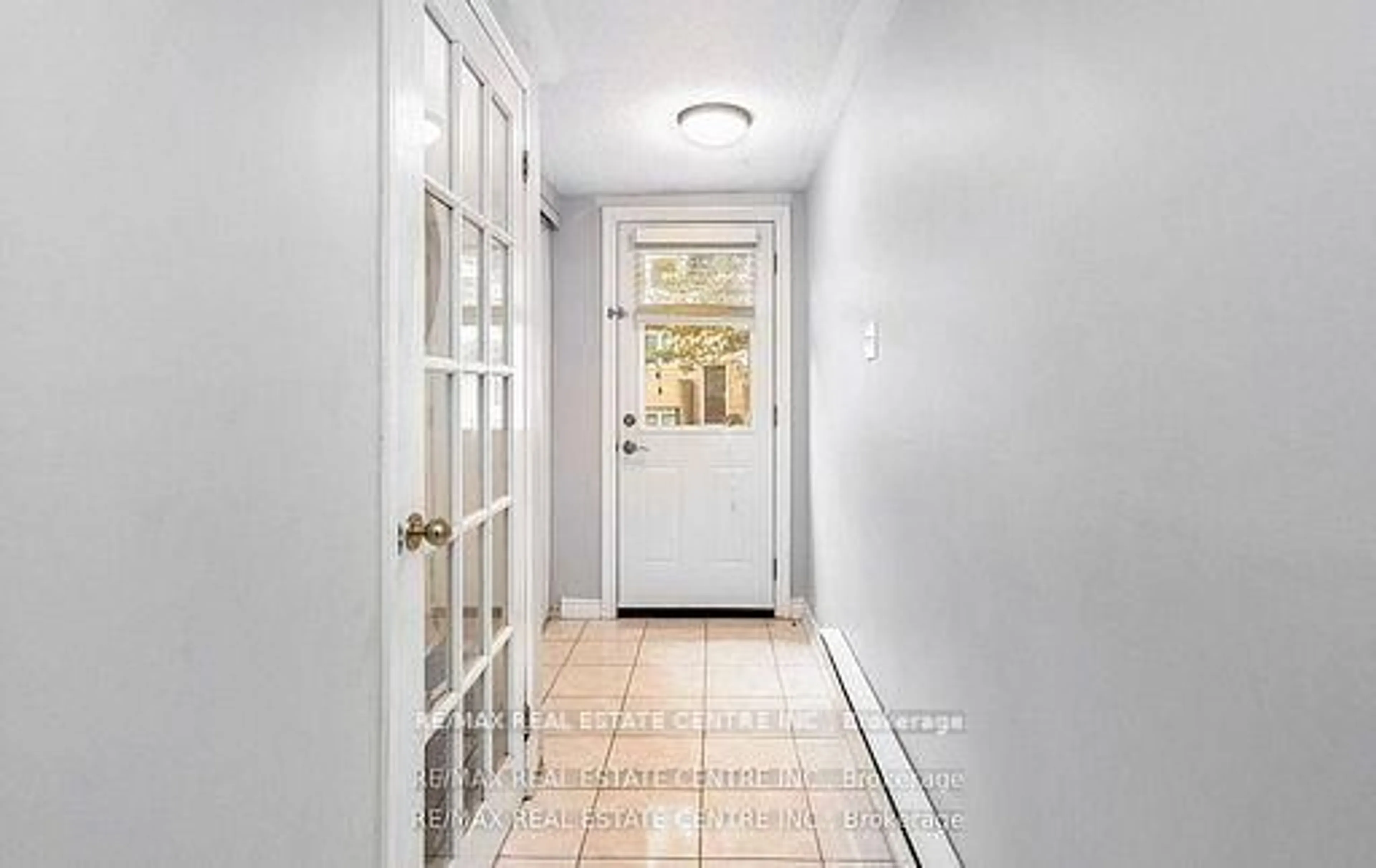 Indoor entryway for 45 Bristol Rd #68, Mississauga Ontario L4Z 3P5