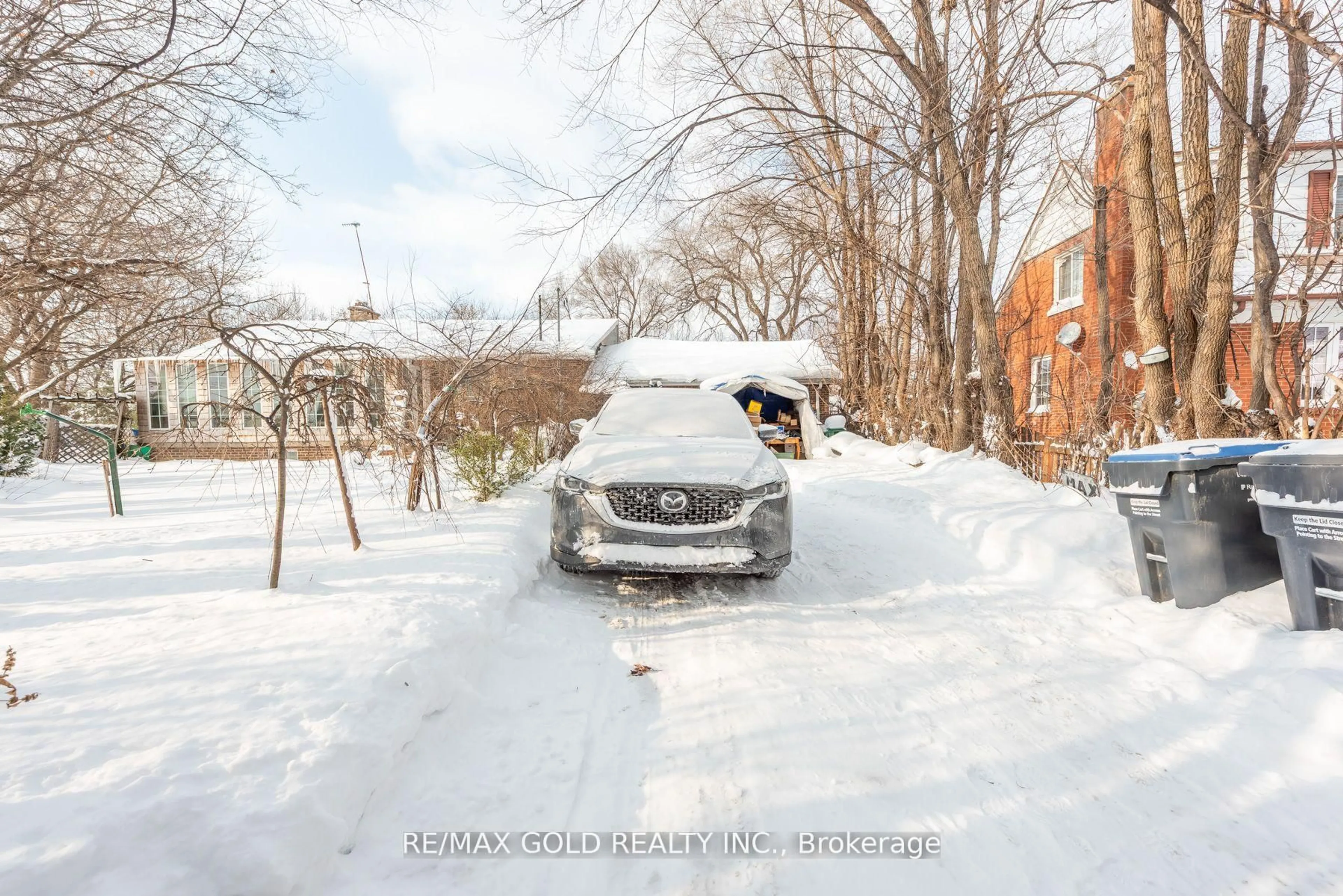 Parking for 3 Harrow St, Mississauga Ontario L4T 1J2