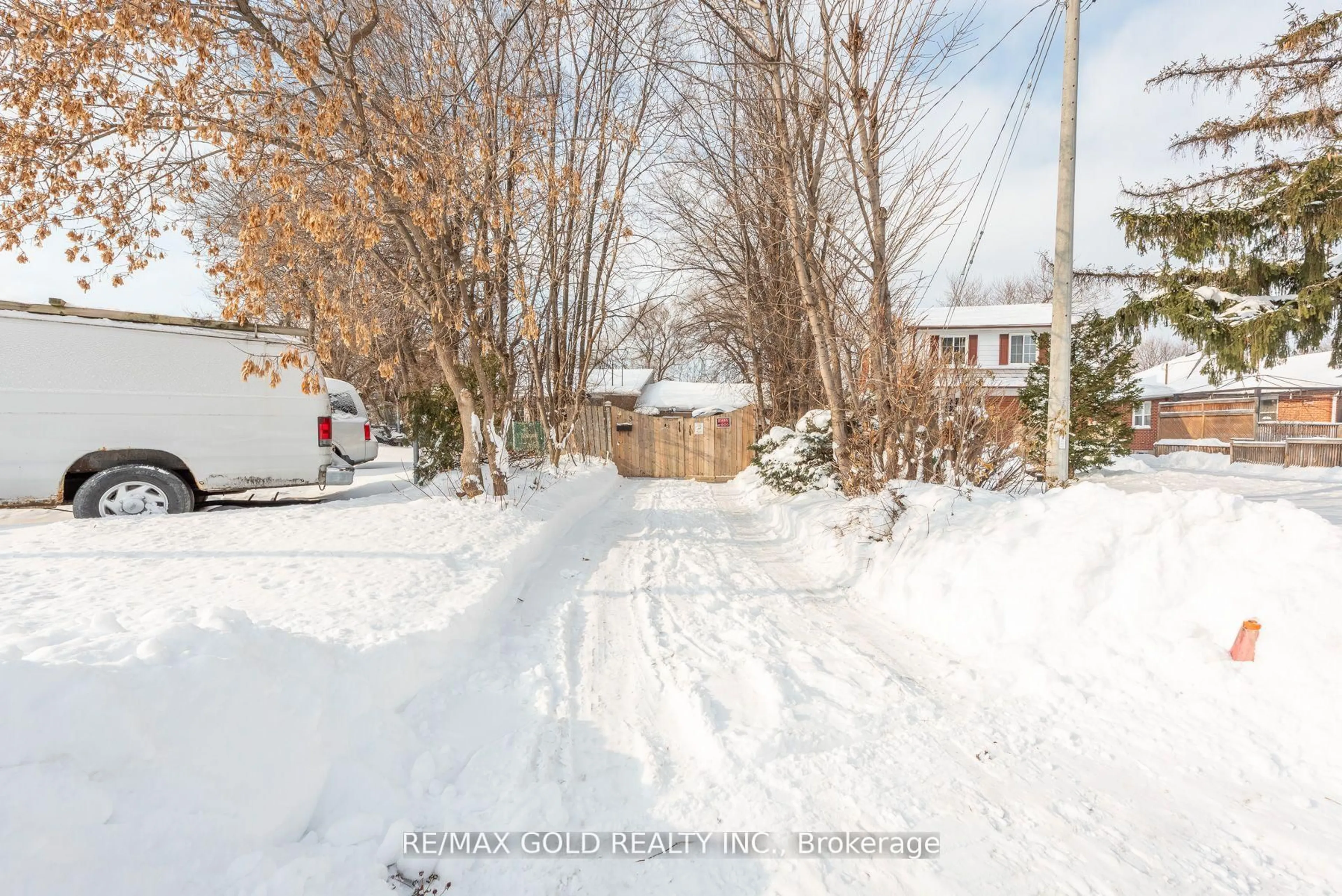 A pic from outside/outdoor area/front of a property/back of a property/a pic from drone, street for 3 Harrow St, Mississauga Ontario L4T 1J2