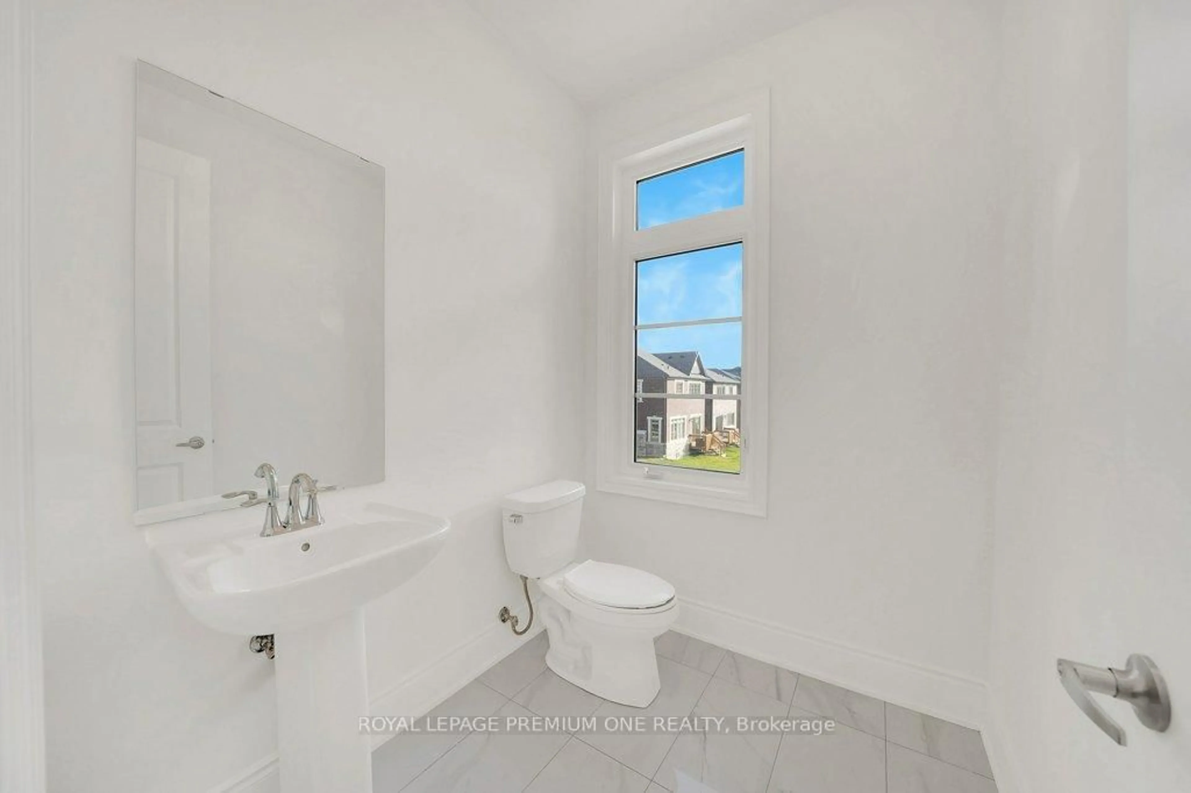 Standard bathroom, ceramic/tile floor for 44 James Walker Ave, Caledon Ontario L7C 1R5