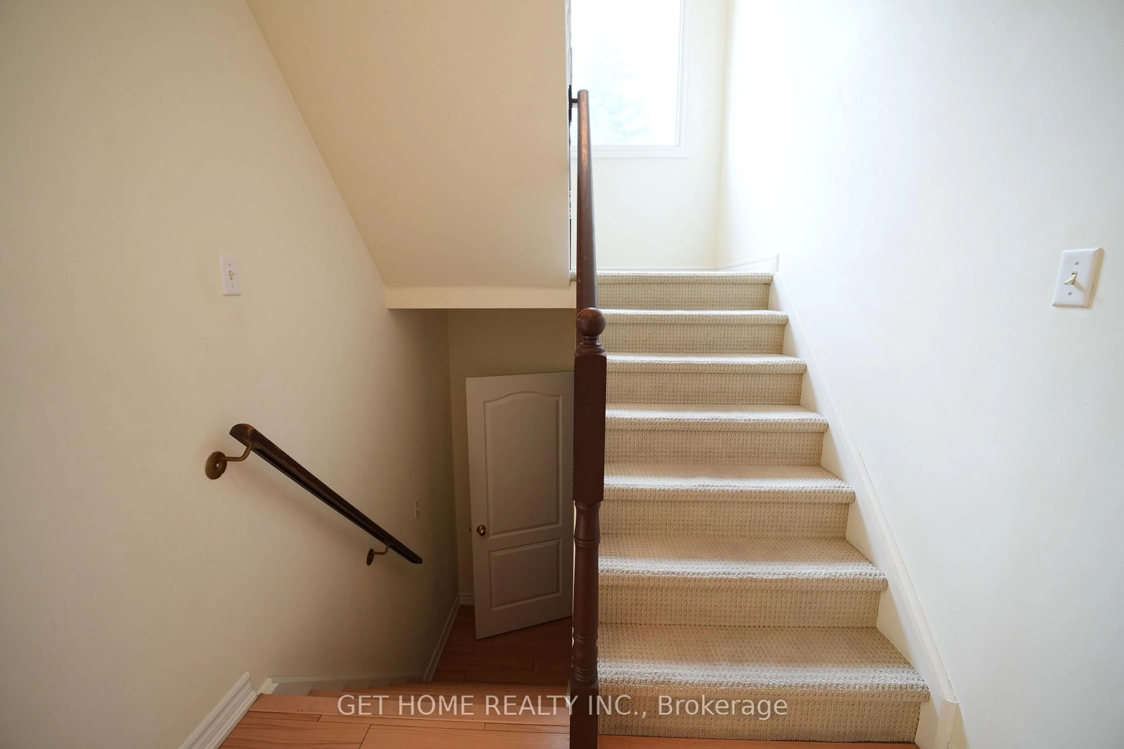 Stairs for 840 Dundas St #25, Mississauga Ontario L5C 1C2