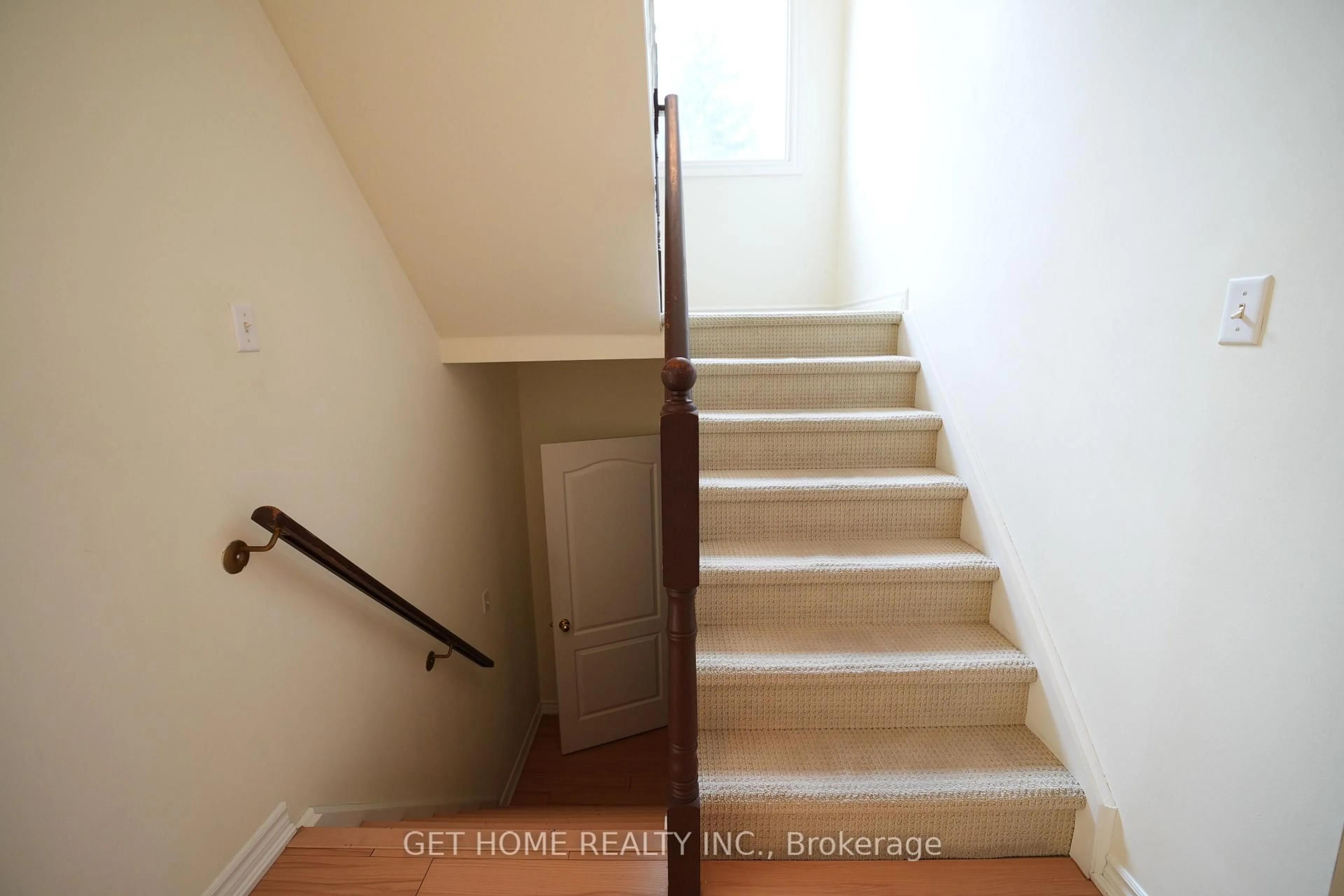 Stairs for 840 Dundas St #25, Mississauga Ontario L5C 1C2