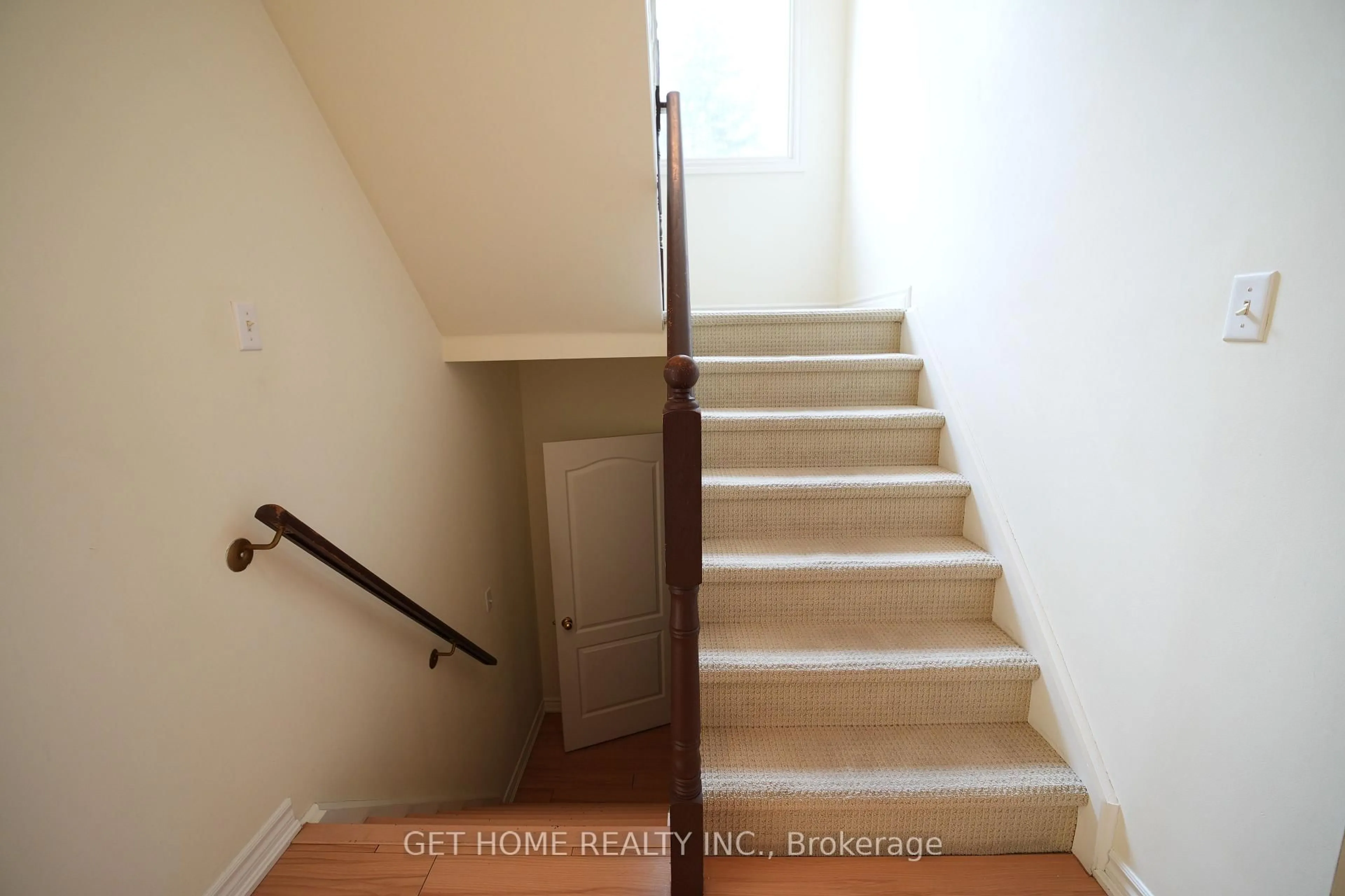 Stairs for 840 Dundas St #25, Mississauga Ontario L5C 1C2