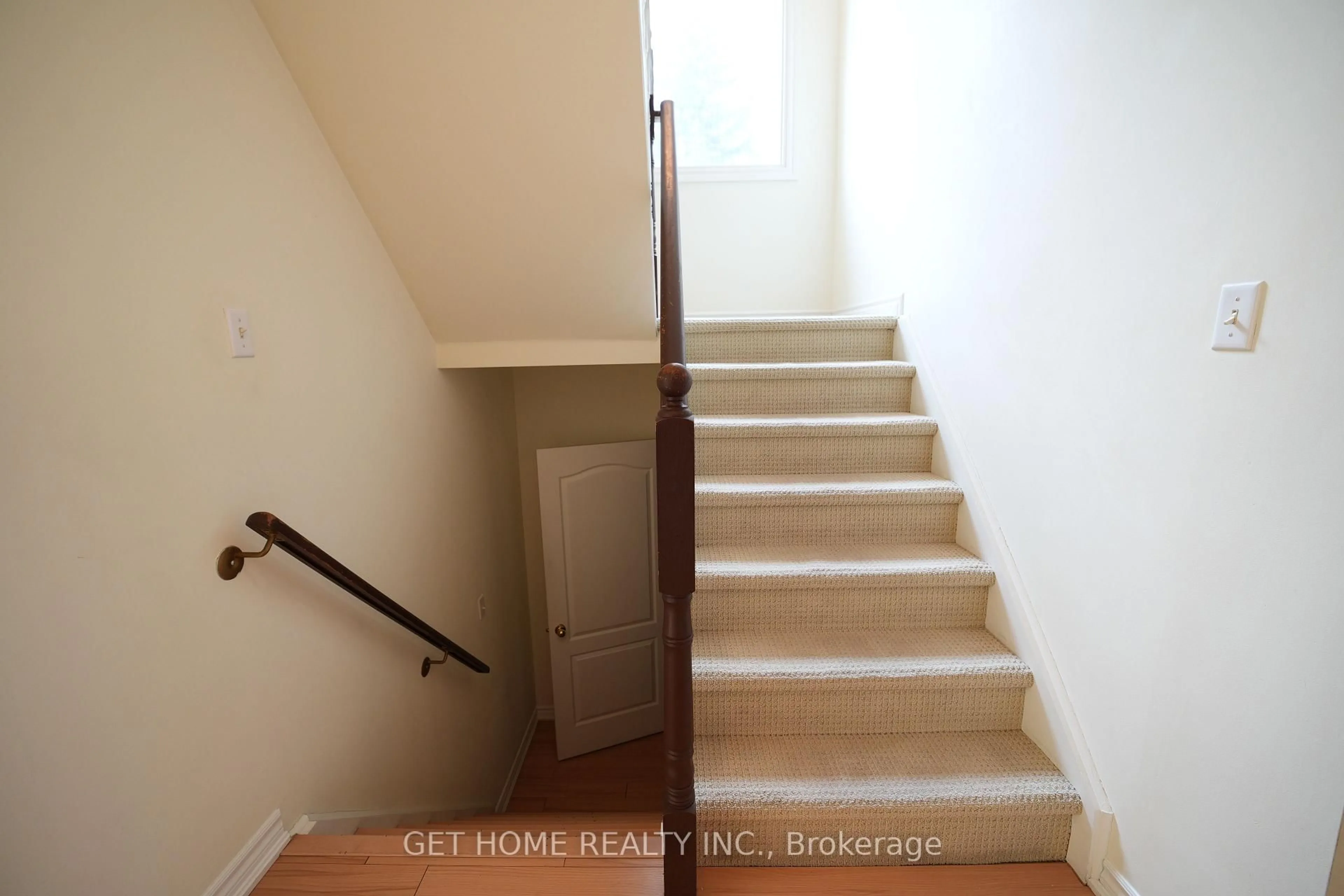 Stairs for 840 Dundas St #25, Mississauga Ontario L5C 1C2