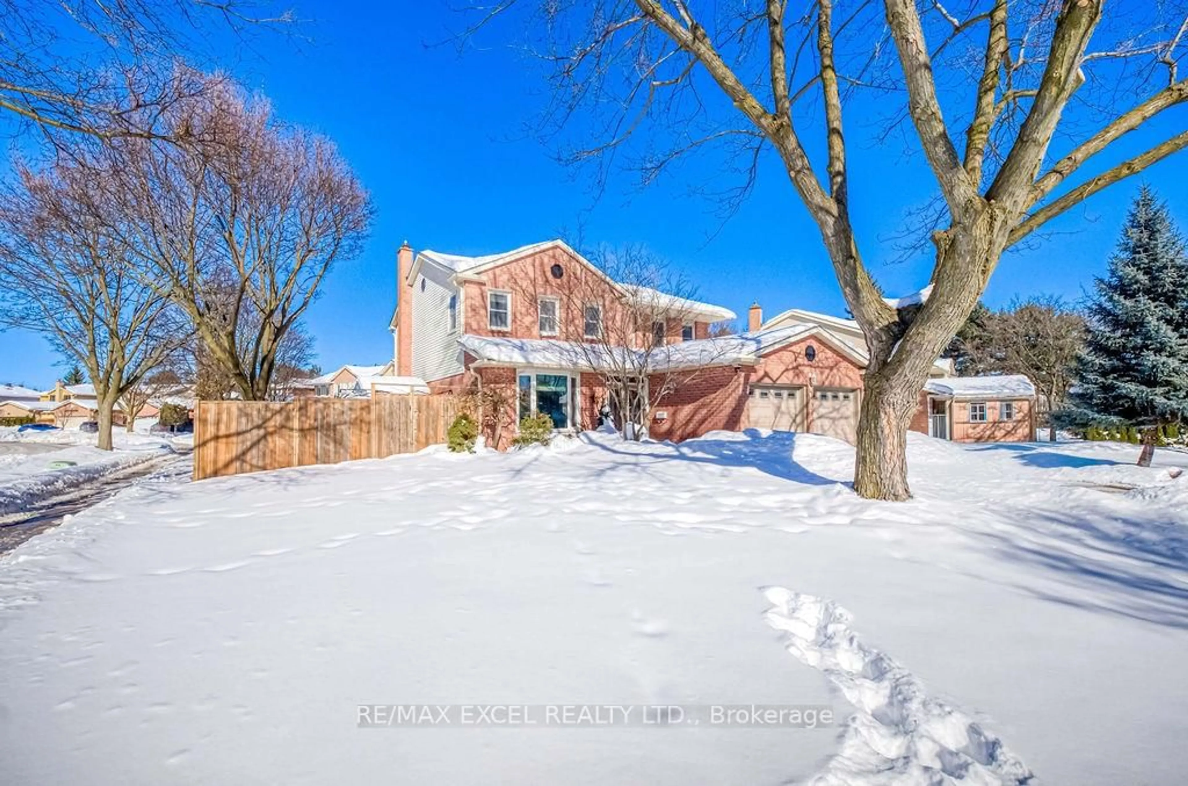 A pic from outside/outdoor area/front of a property/back of a property/a pic from drone, street for 3031 Kilbride Crt, Mississauga Ontario L5N 3C5