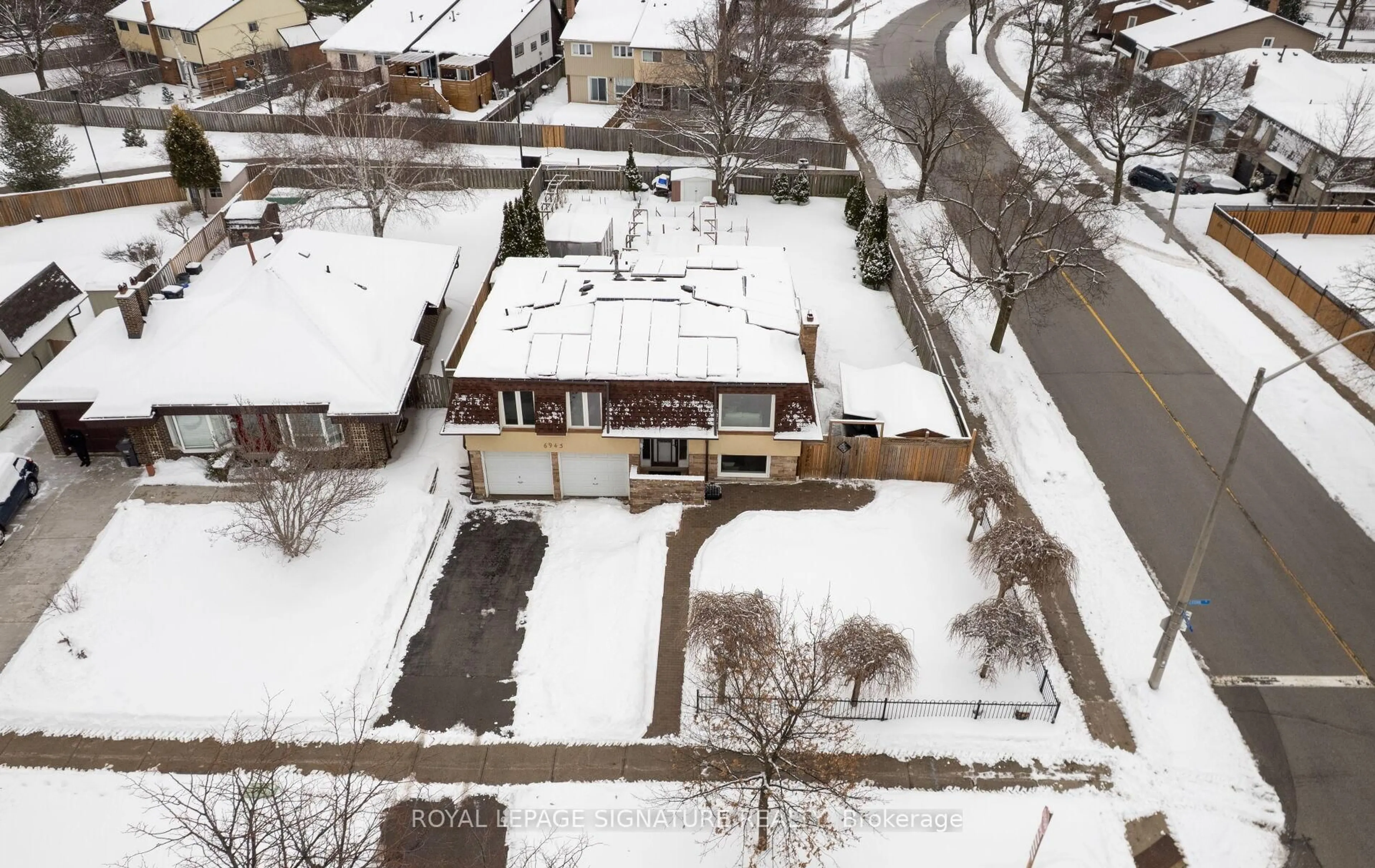 A pic from outside/outdoor area/front of a property/back of a property/a pic from drone, street for 6943 Estoril Rd, Mississauga Ontario L5N 1N3