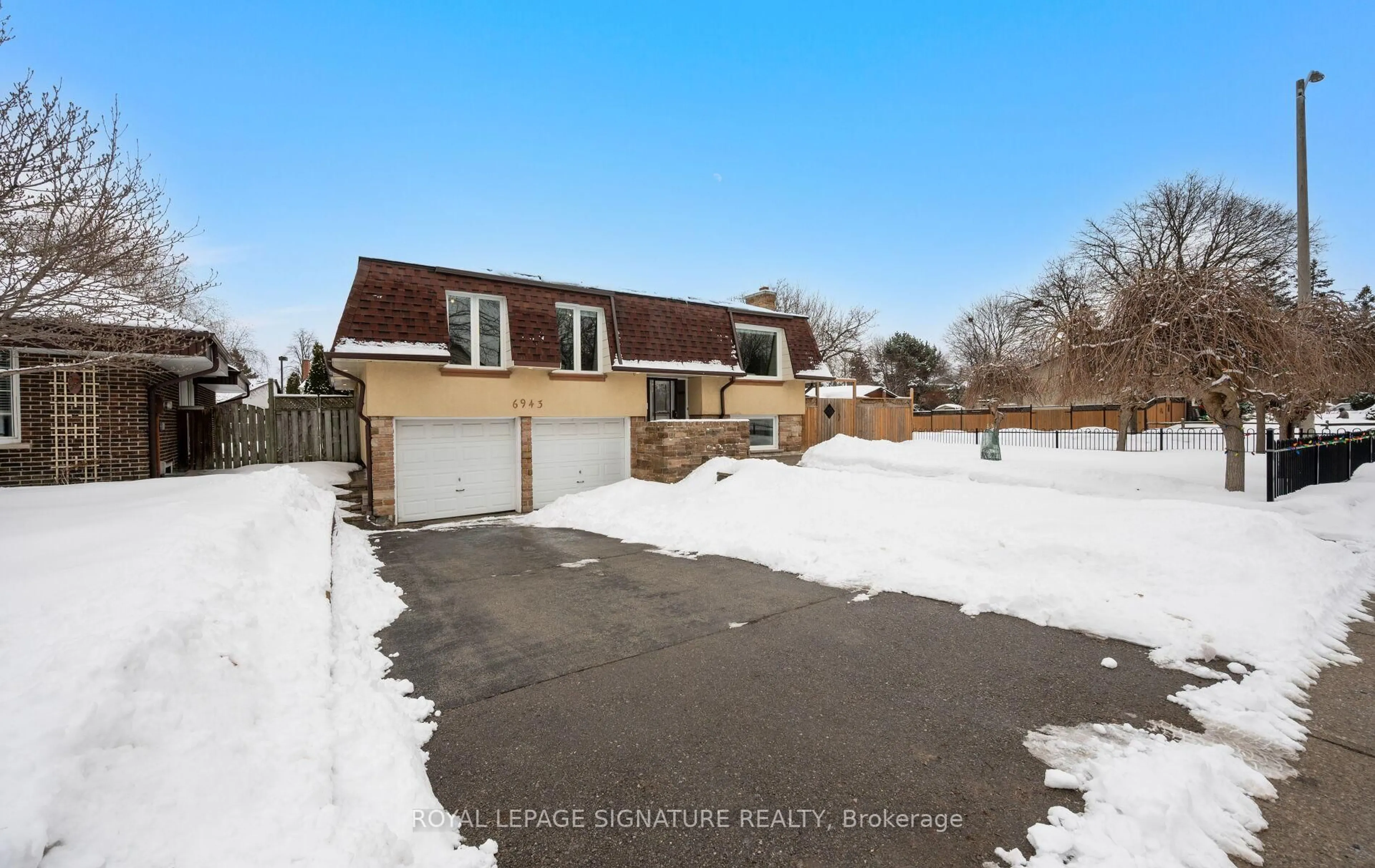A pic from outside/outdoor area/front of a property/back of a property/a pic from drone, street for 6943 Estoril Rd, Mississauga Ontario L5N 1N3