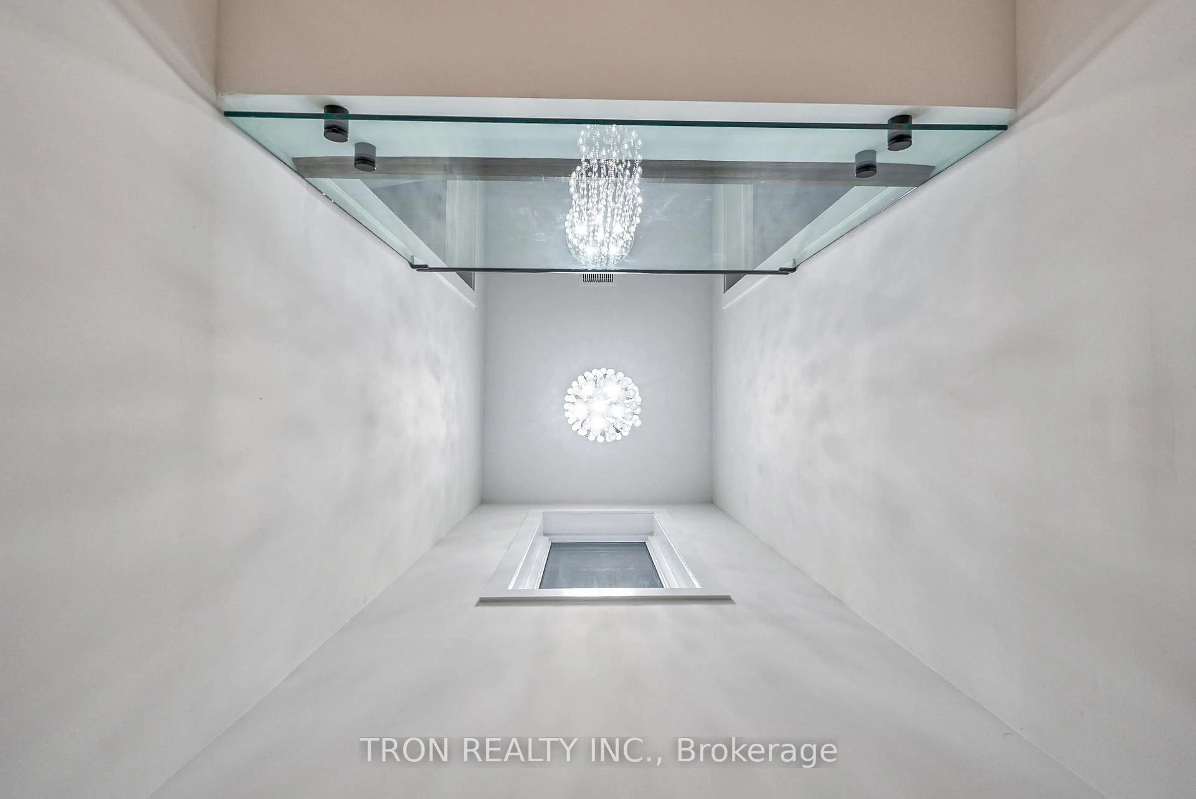 Indoor foyer for 38 Uno Dr, Toronto Ontario M8Z 3N8