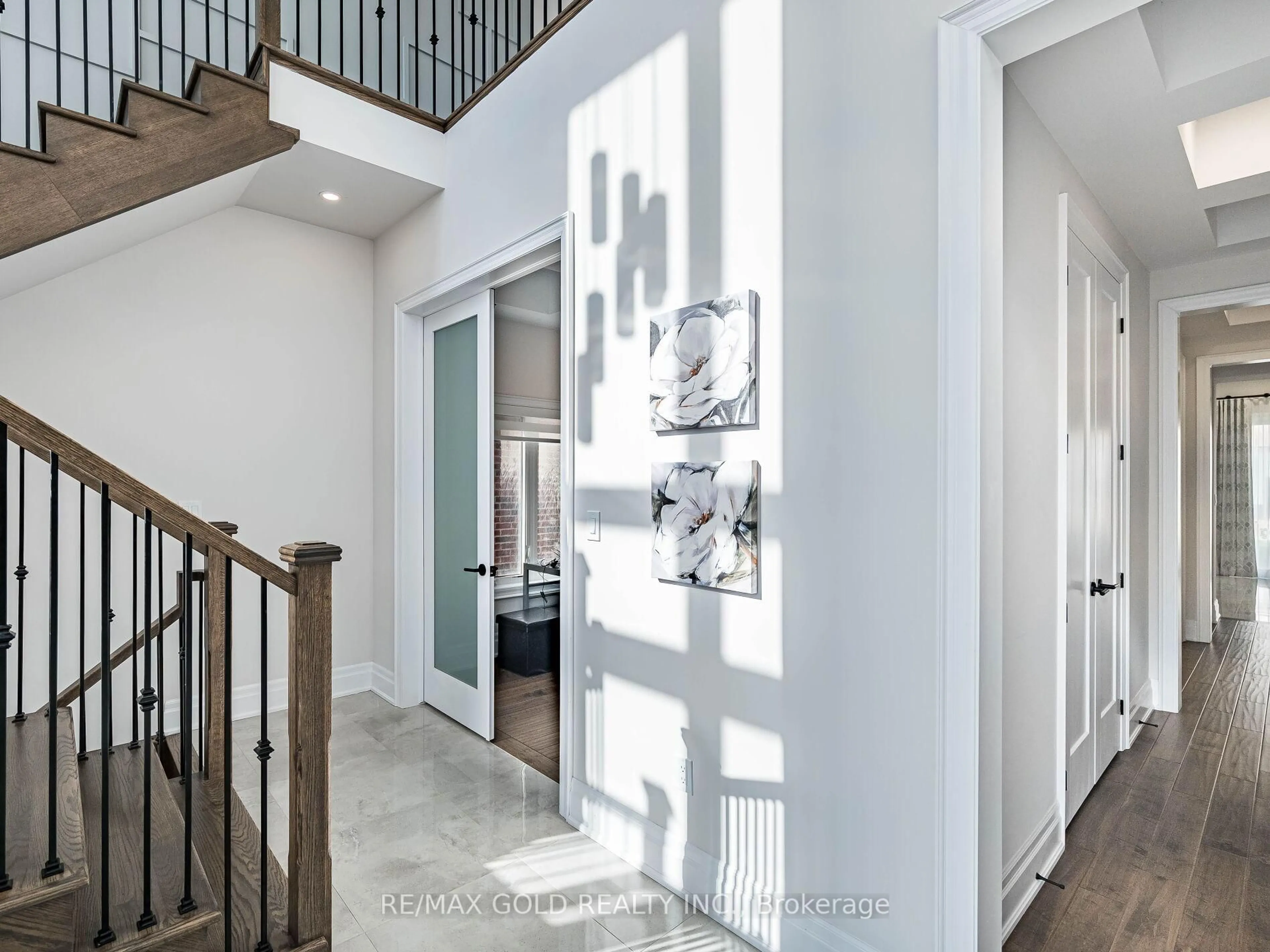 Indoor entryway for 1339 Pellican Pass, Oakville Ontario L6H 7Z9