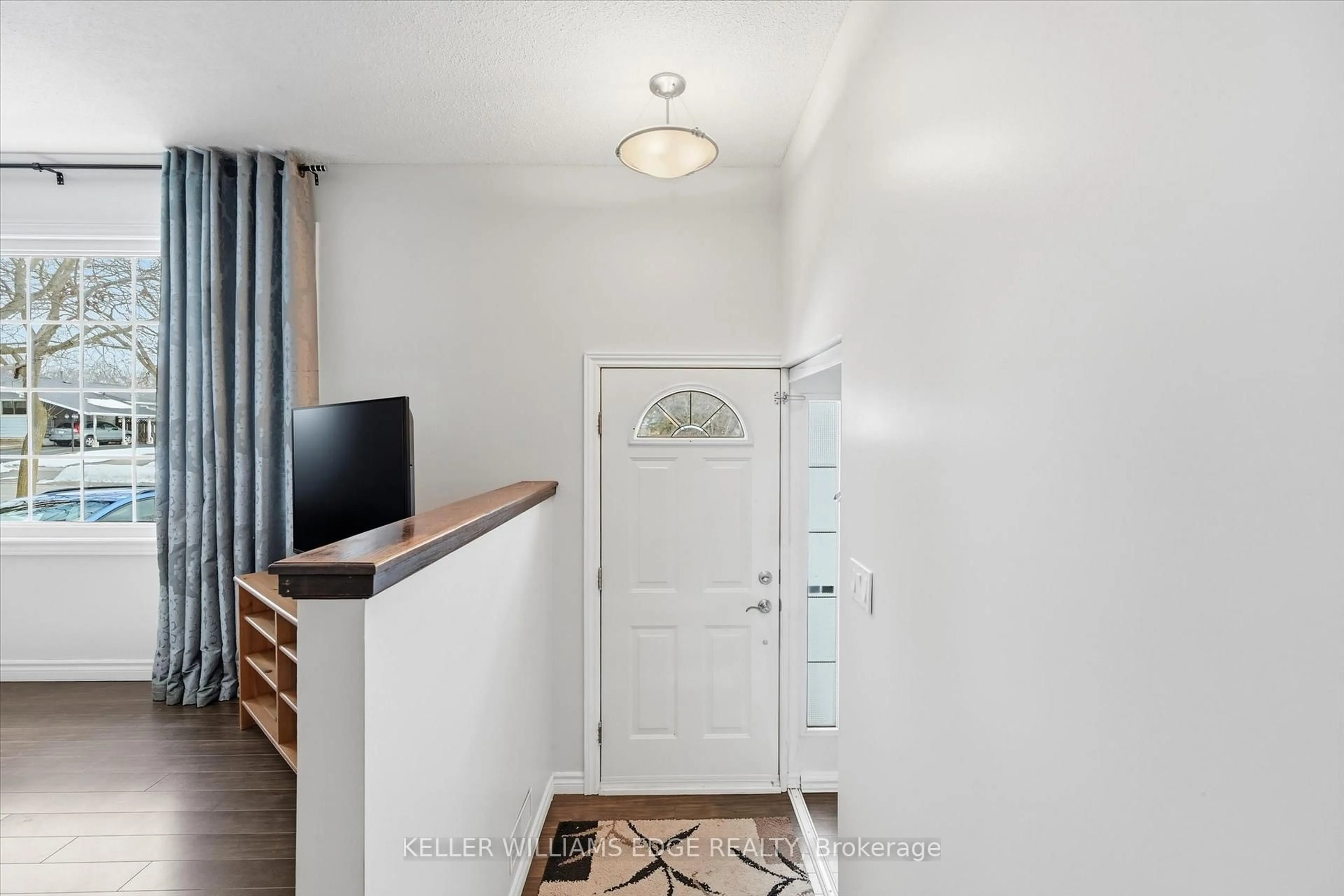 Indoor entryway for 2112 Cavendish Dr, Burlington Ontario L7P 1Z3