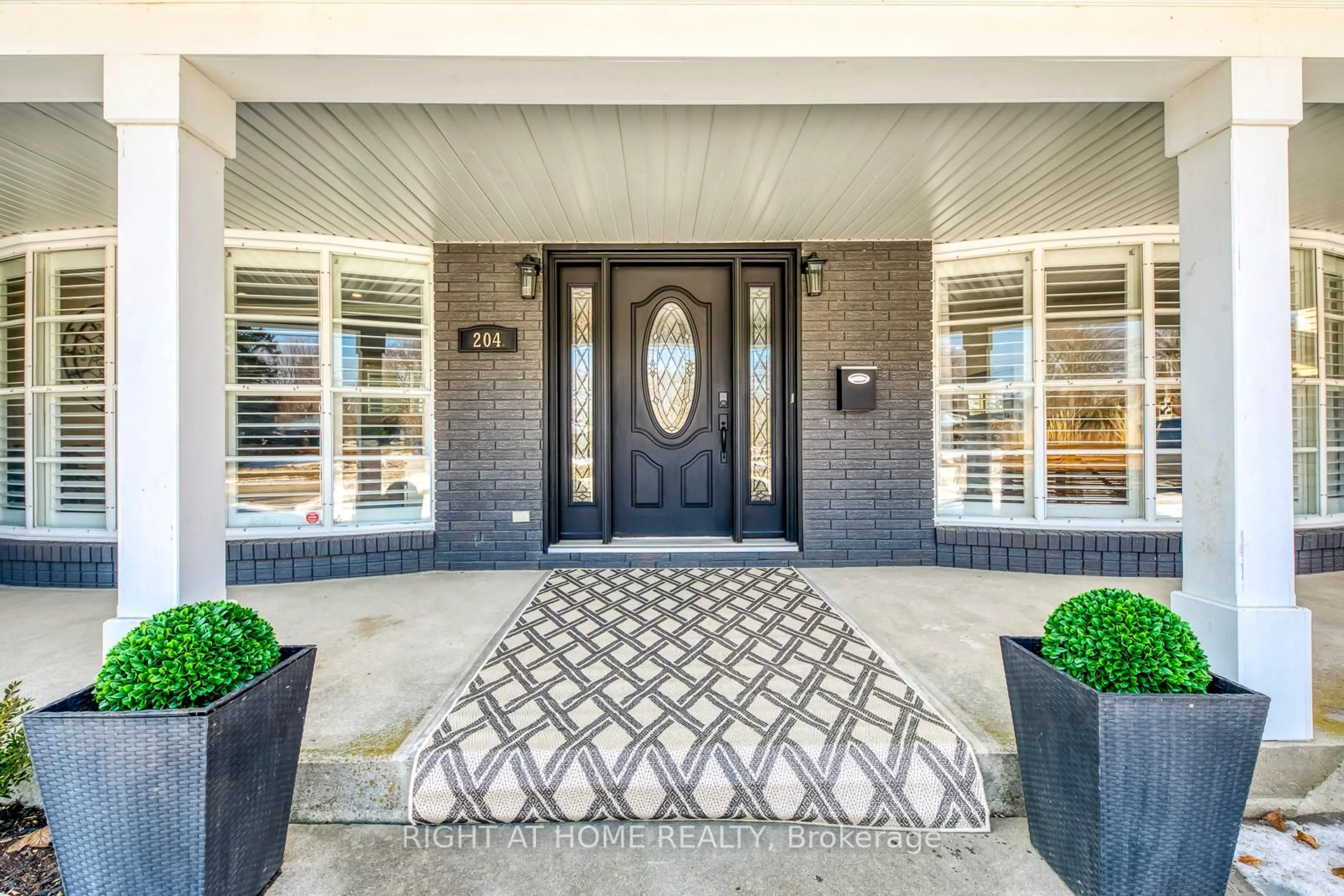 Indoor entryway for 204 Walkers Line, Burlington Ontario L7N 2C3