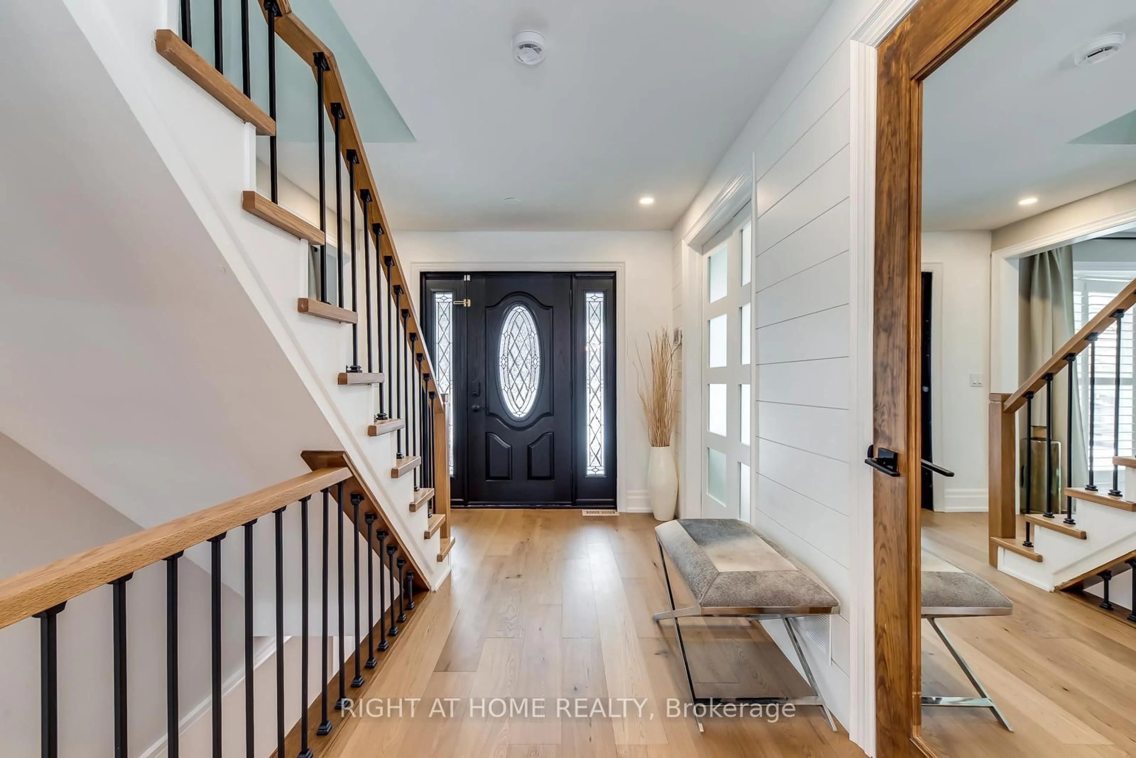 Indoor entryway for 204 Walkers Line, Burlington Ontario L7N 2C3