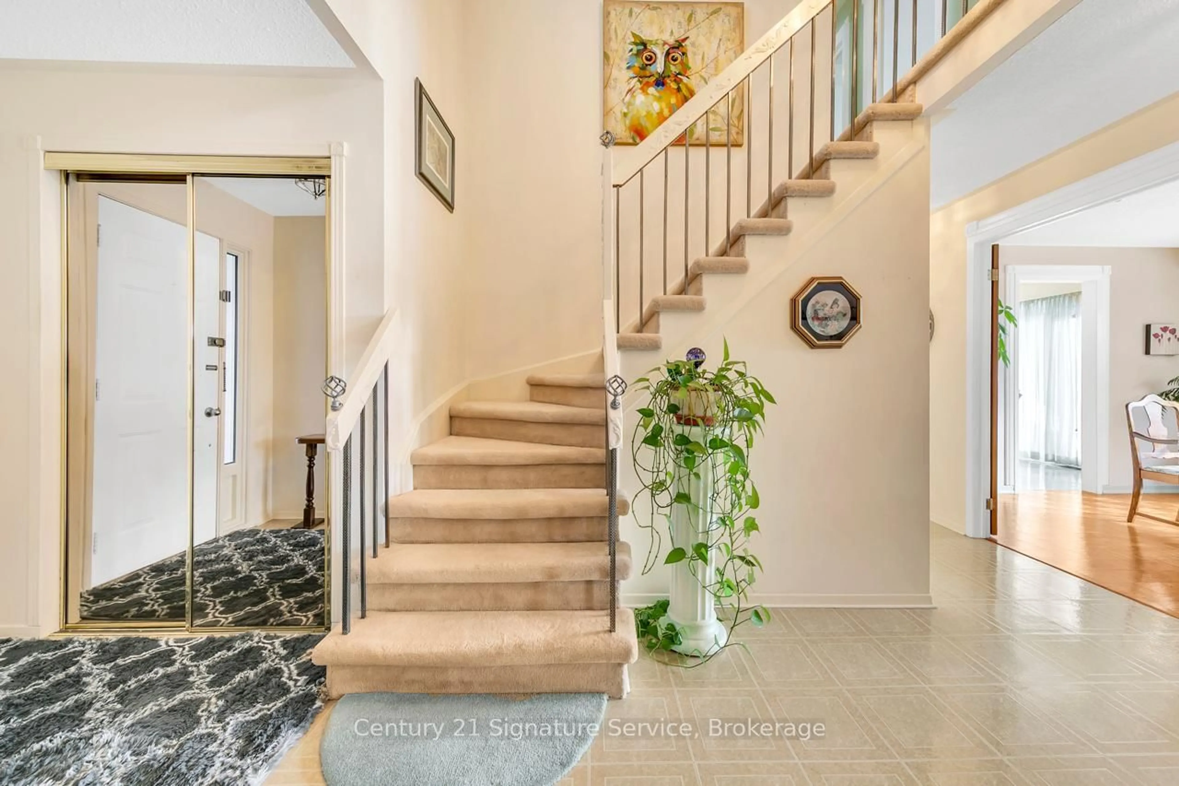 Indoor foyer for 27 Northampton St, Brampton Ontario L6S 3Y6