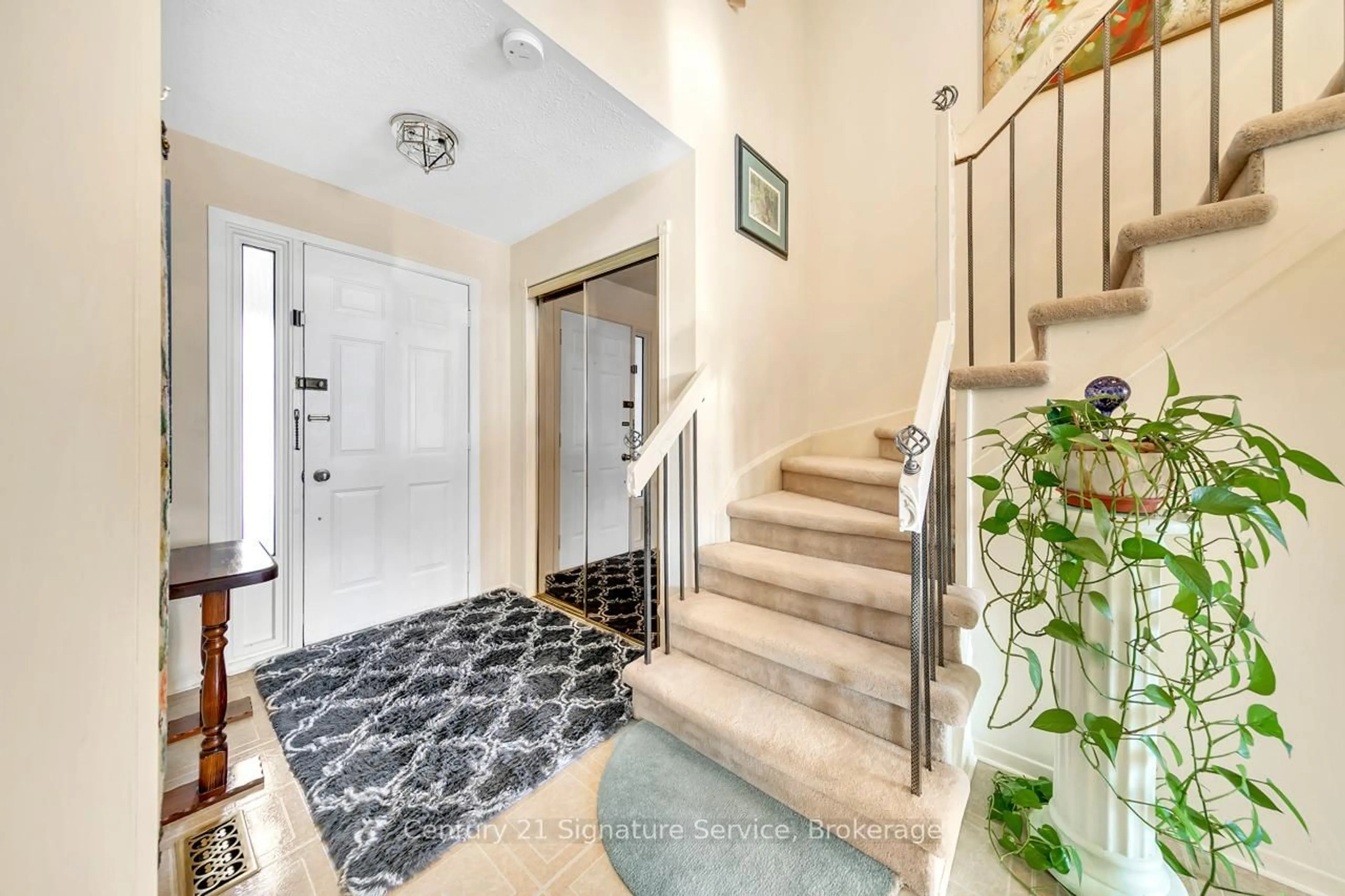 Indoor entryway for 27 Northampton St, Brampton Ontario L6S 3Y6