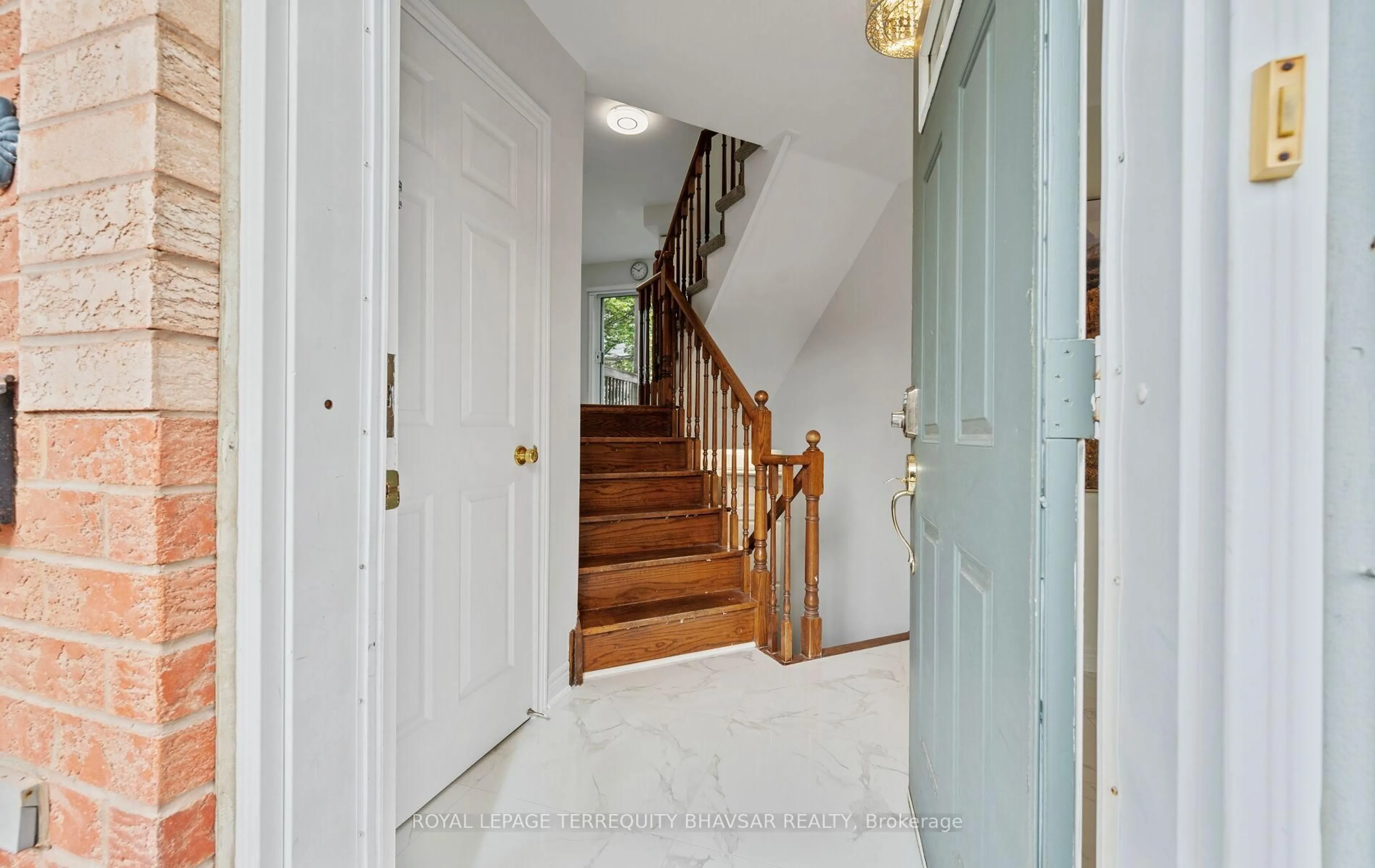 Indoor foyer for 5031 East Mill Rd #15, Mississauga Ontario L5V 2M5