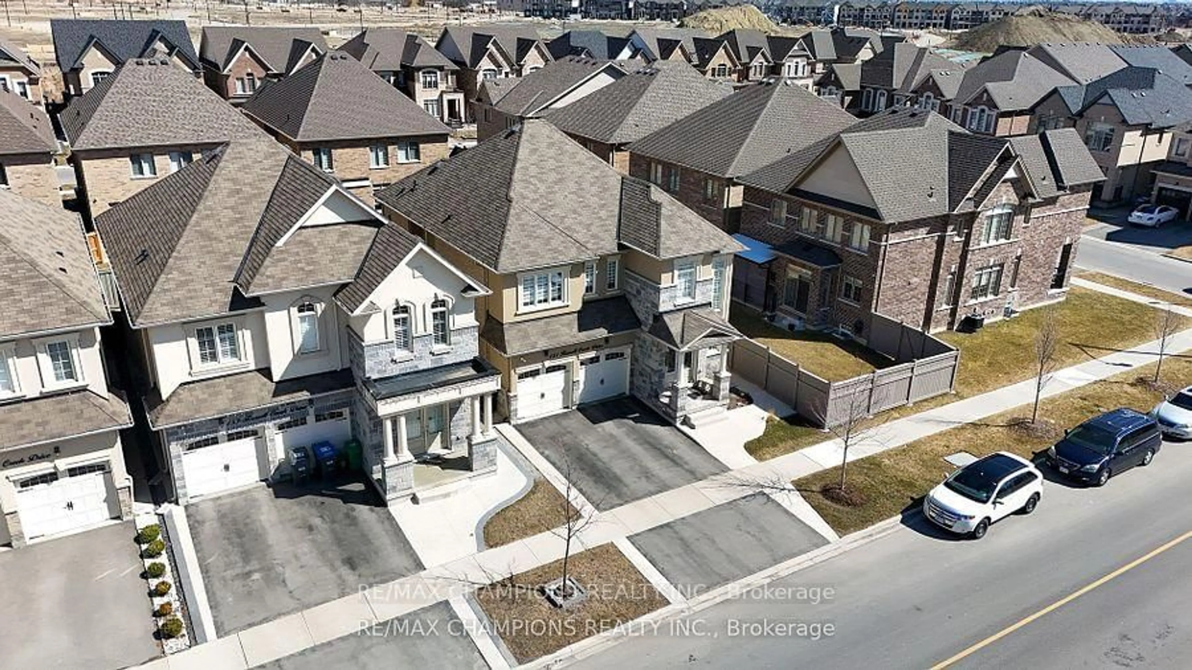 A pic from outside/outdoor area/front of a property/back of a property/a pic from drone, street for 151 RUSSELL CREEK Dr, Brampton Ontario L6R 4B4