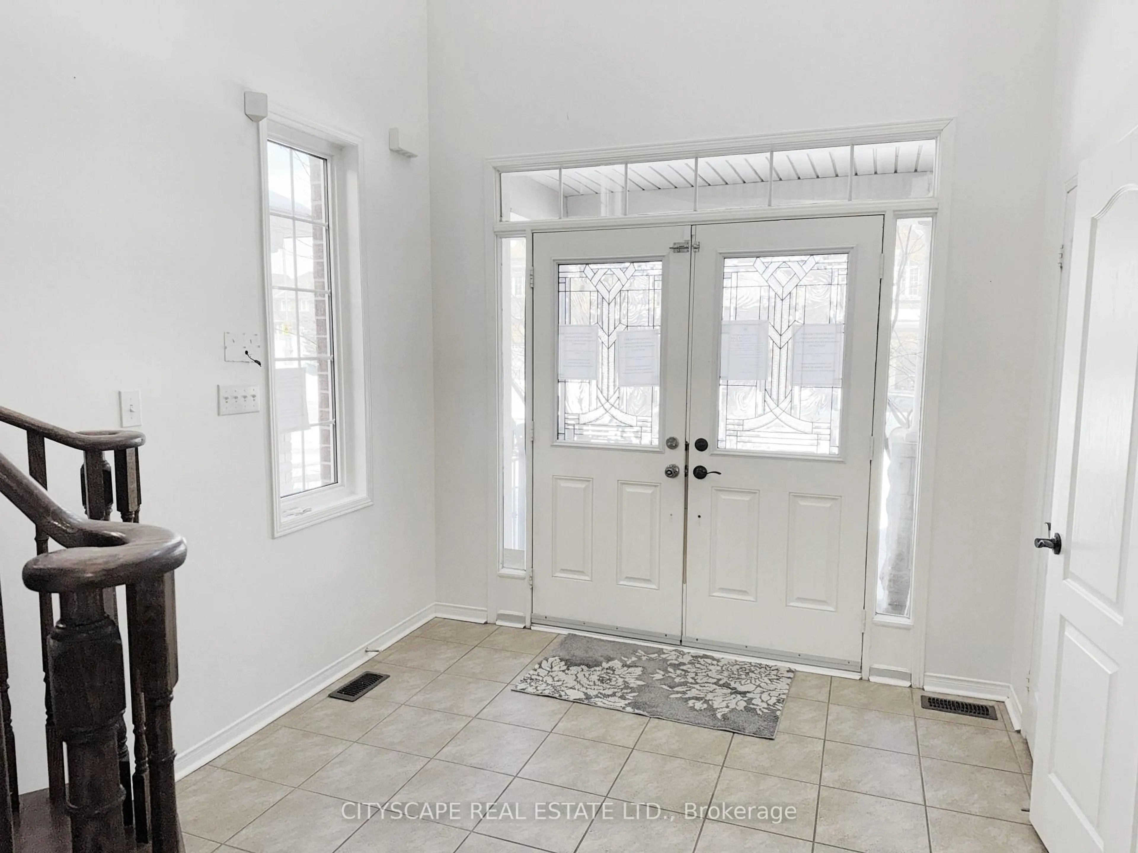 Indoor entryway for 5476 FRESHWATER Dr, Mississauga Ontario L5M 0J8