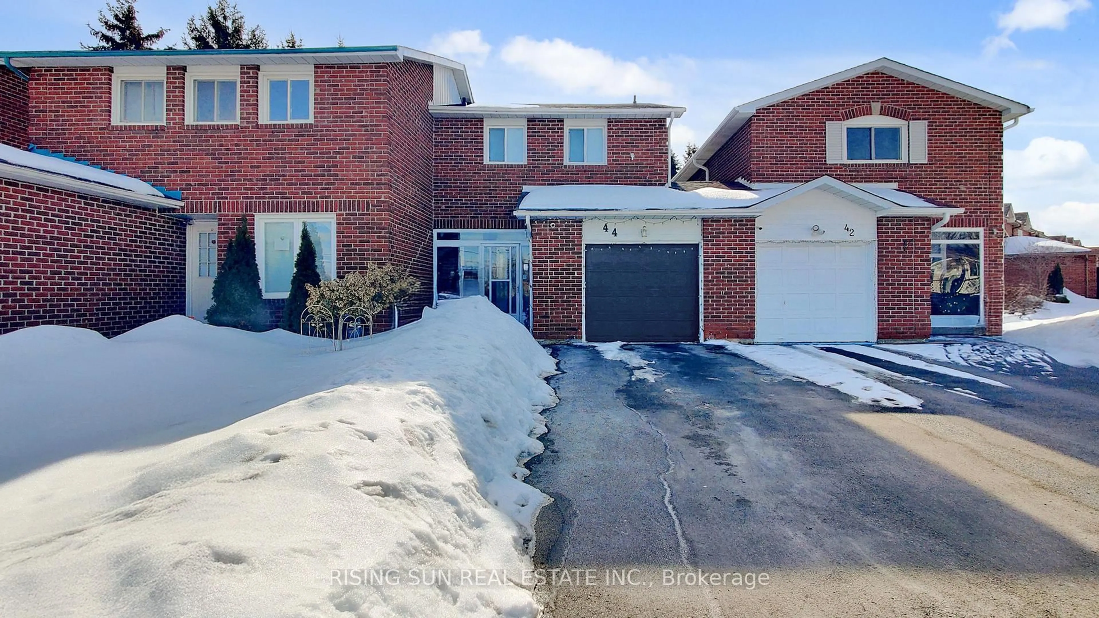 A pic from outside/outdoor area/front of a property/back of a property/a pic from drone, street for 44 Whitehaven Dr, Brampton Ontario L6Z 2R5