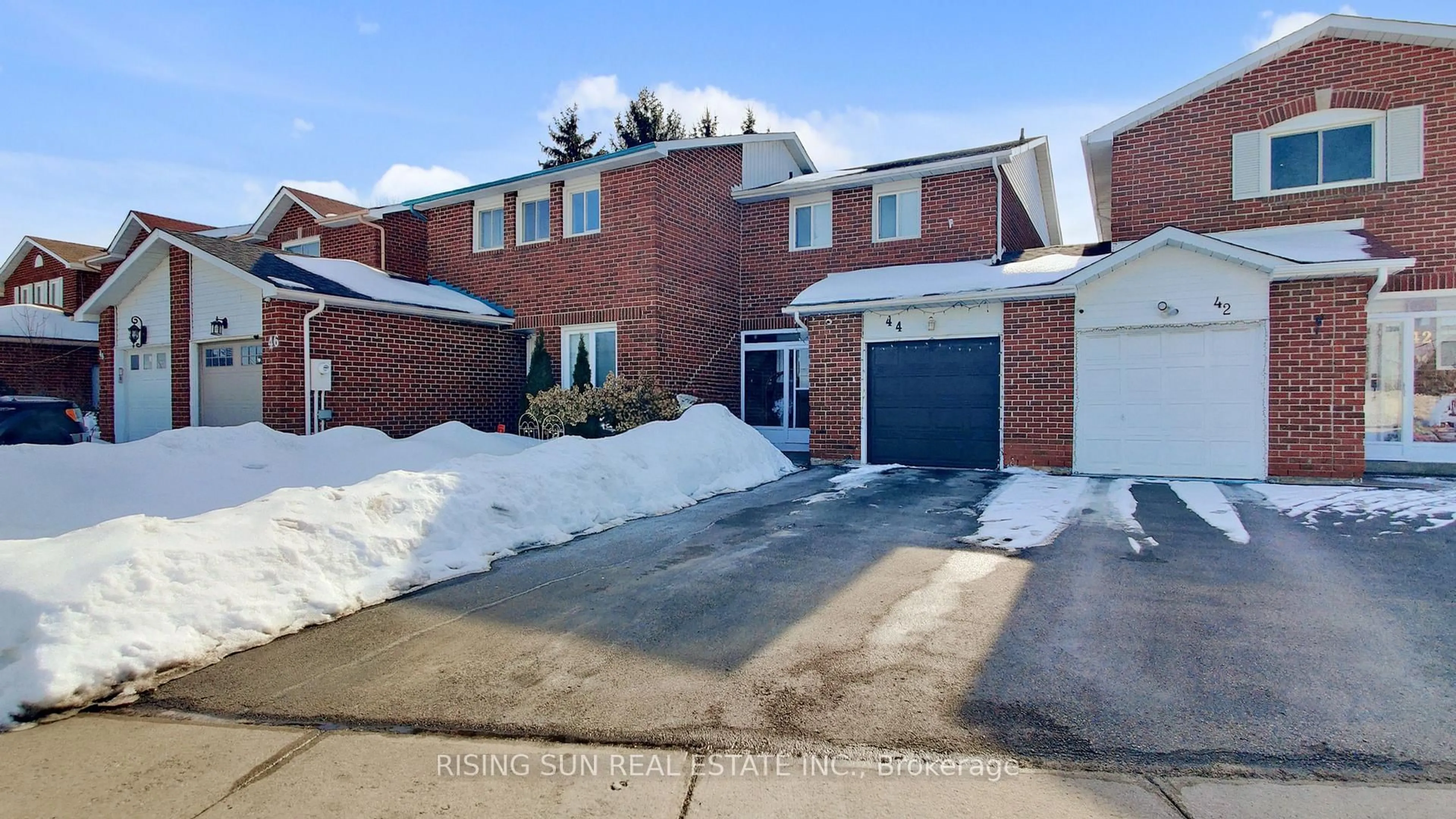 A pic from outside/outdoor area/front of a property/back of a property/a pic from drone, street for 44 Whitehaven Dr, Brampton Ontario L6Z 2R5