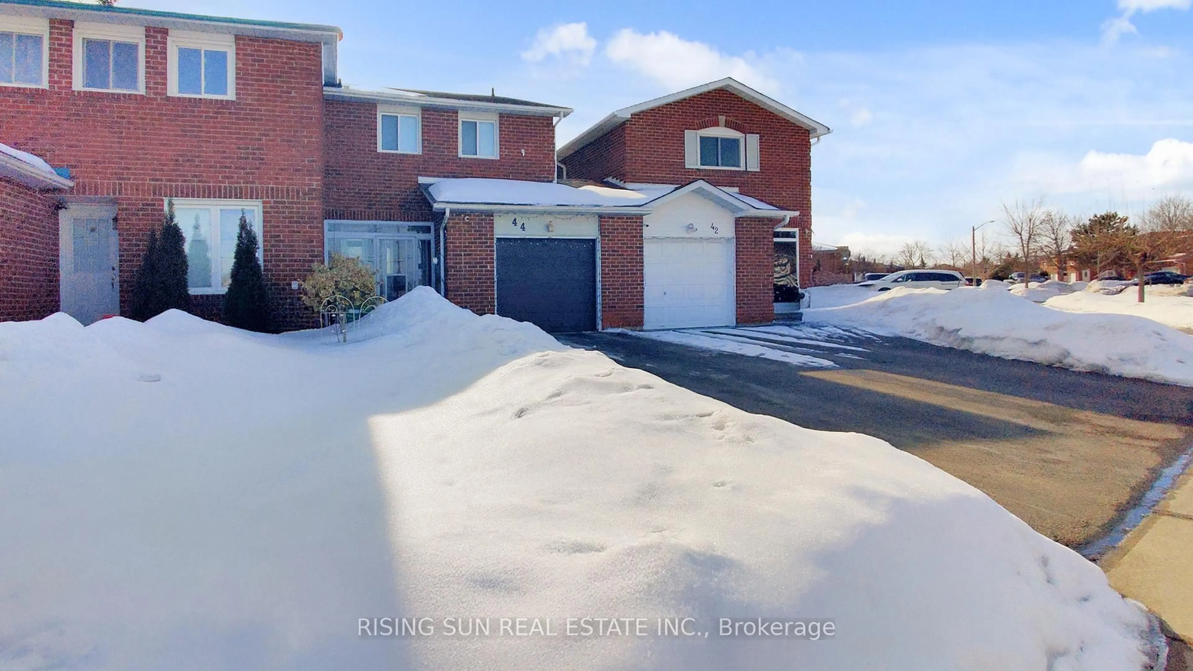 A pic from outside/outdoor area/front of a property/back of a property/a pic from drone, street for 44 Whitehaven Dr, Brampton Ontario L6Z 2R5