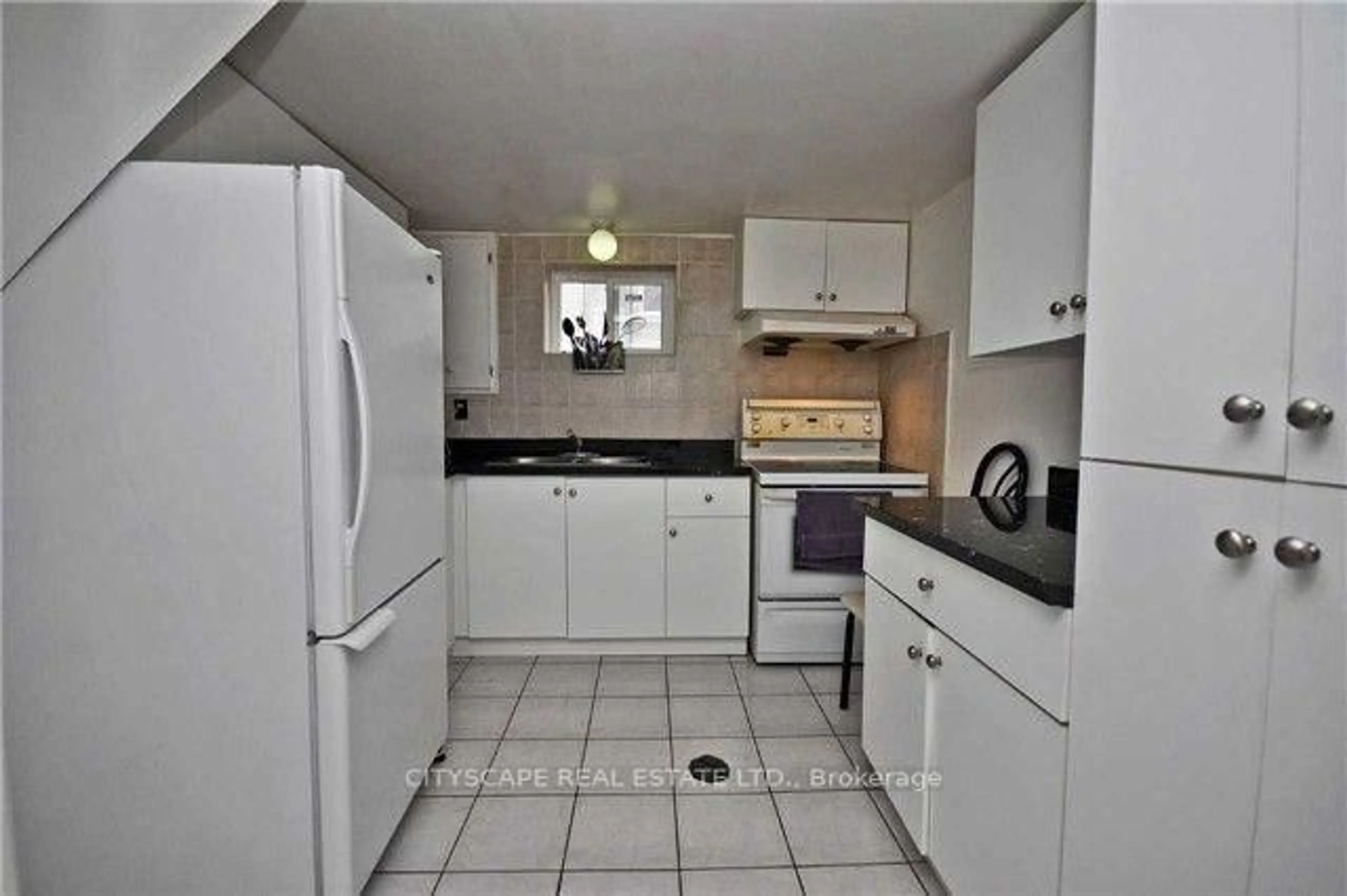 Standard kitchen, unknown for 7446 Homeside Gdns, Mississauga Ontario L4T 2A7