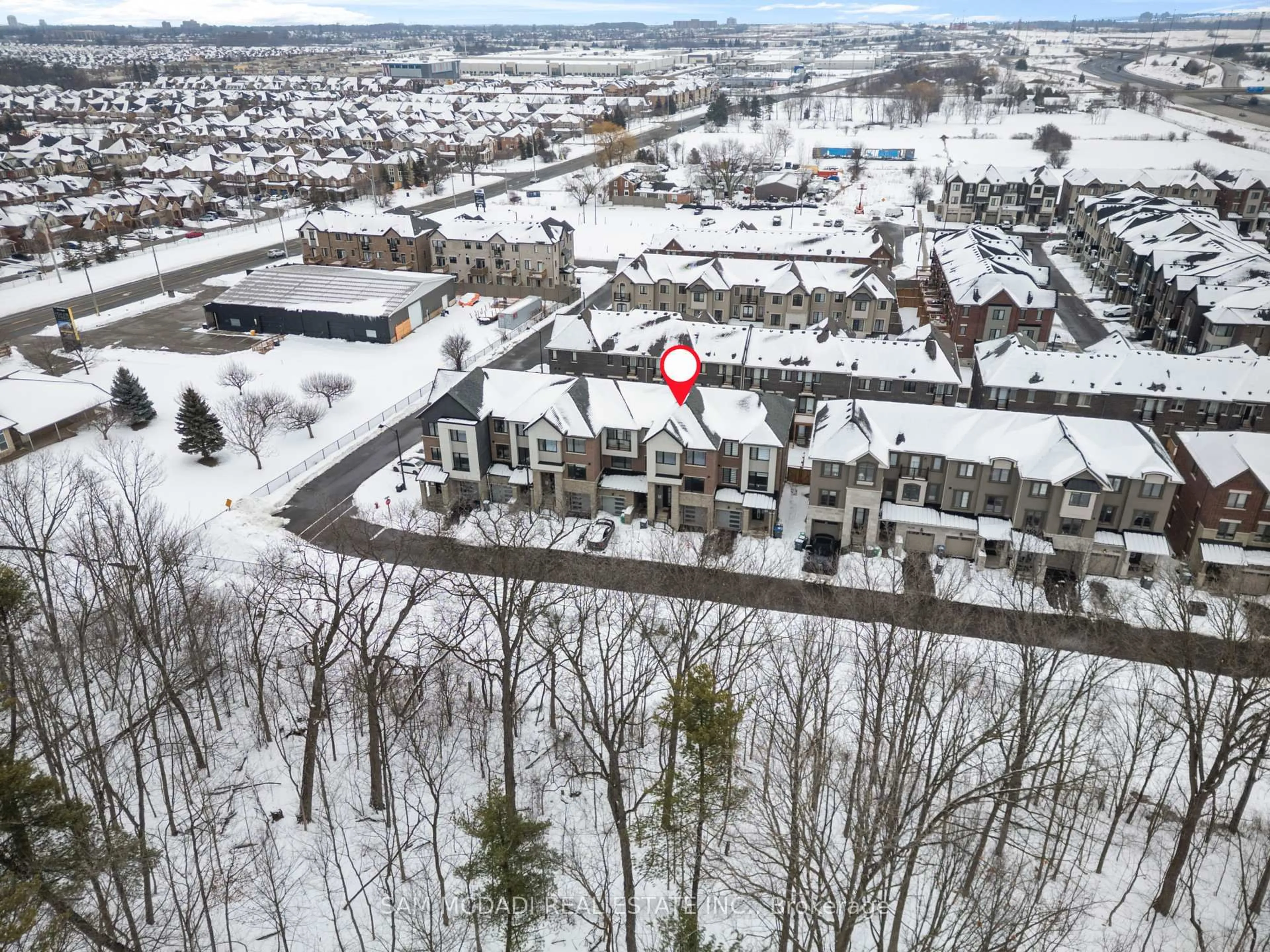 A pic from outside/outdoor area/front of a property/back of a property/a pic from drone, mountain view for 4068 Kadic Terr, Mississauga Ontario L5M 2S8