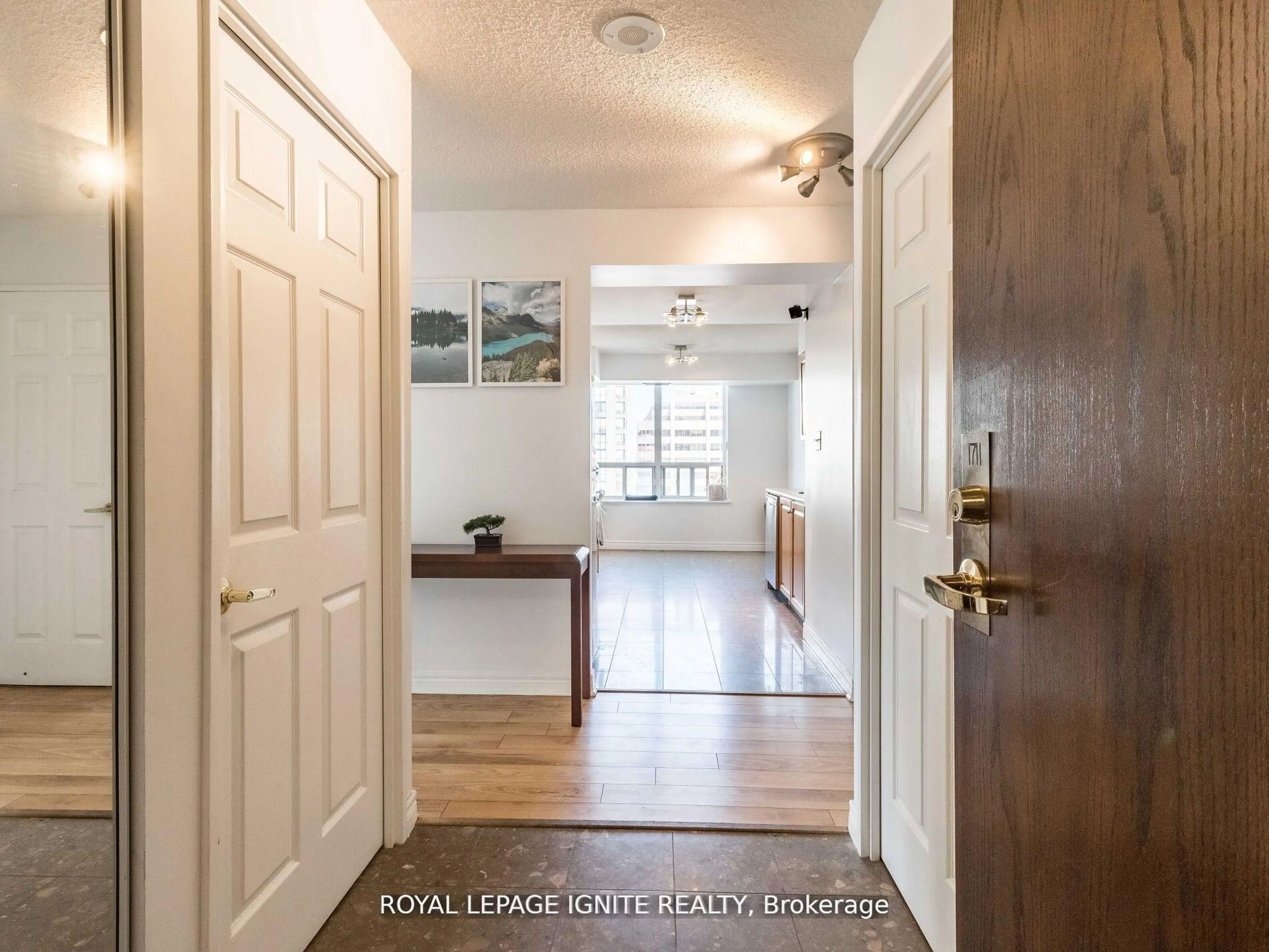 Indoor entryway for 156 Enfield Pl #1711, Mississauga Ontario L5B 4L8