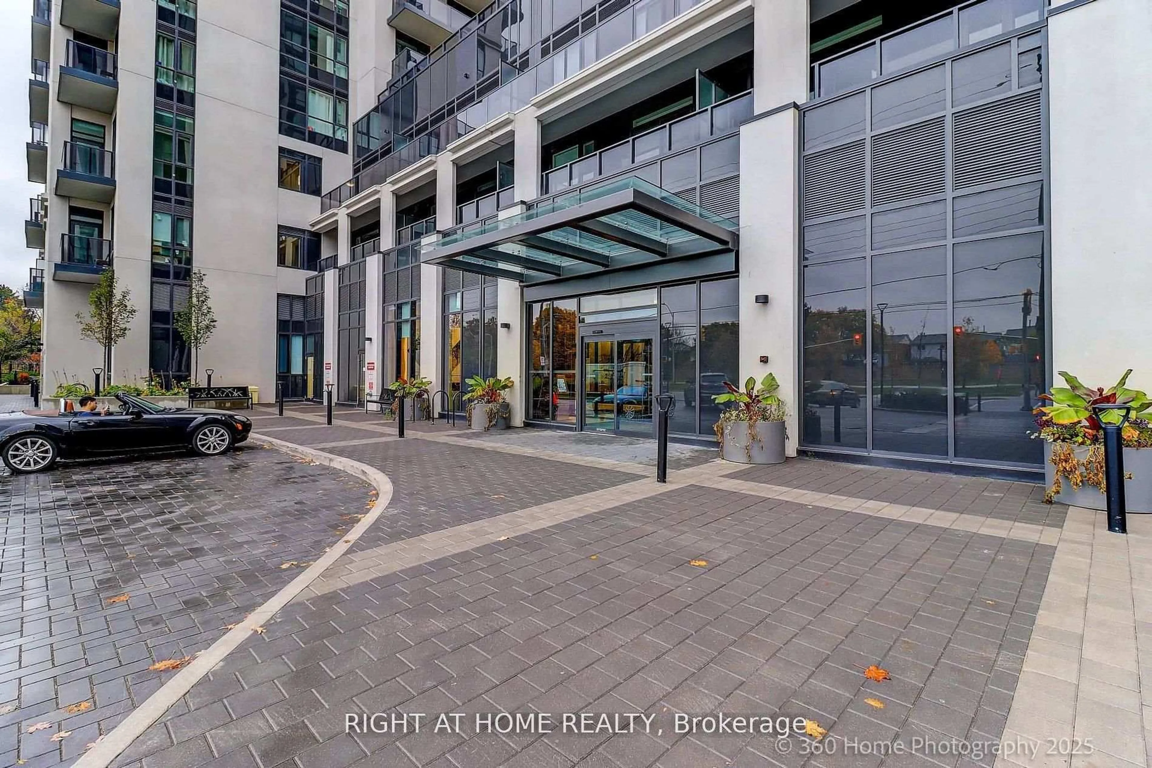 Indoor foyer for 202 Burnhamthorpe Rd #605, Mississauga Ontario L5B 0A2