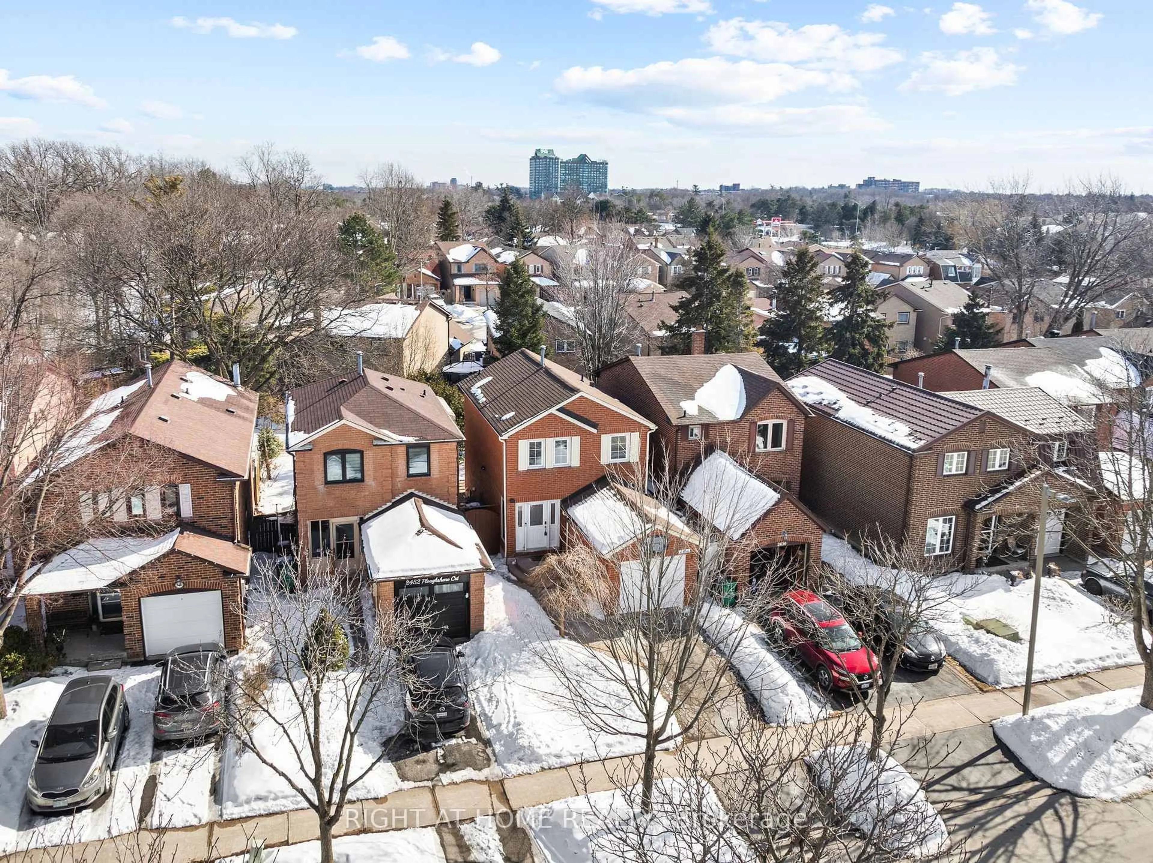 A pic from outside/outdoor area/front of a property/back of a property/a pic from drone, city buildings view from balcony for 2454 Ploughshare Crt, Mississauga Ontario L5L 3M6