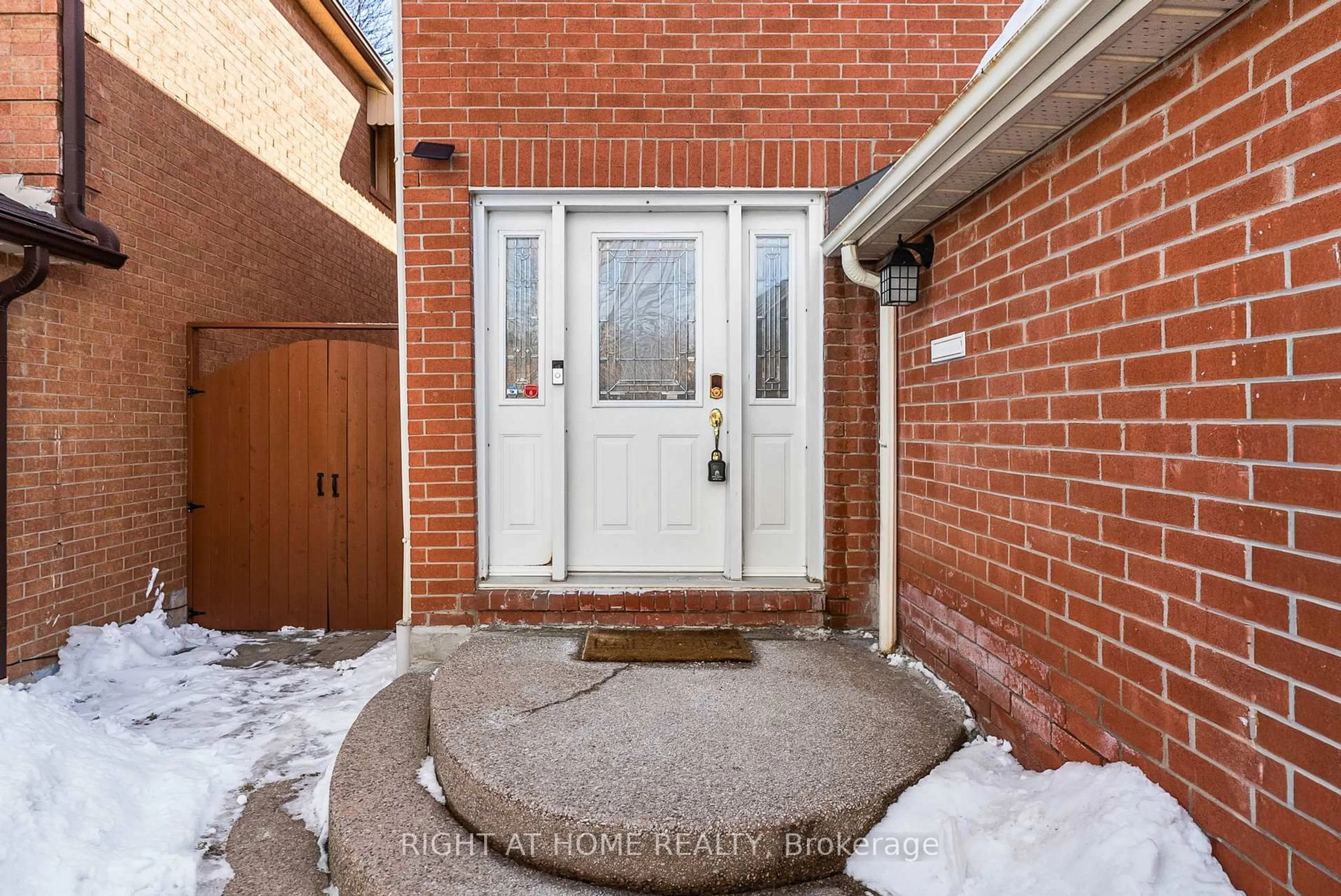 Indoor entryway for 2454 Ploughshare Crt, Mississauga Ontario L5L 3M6