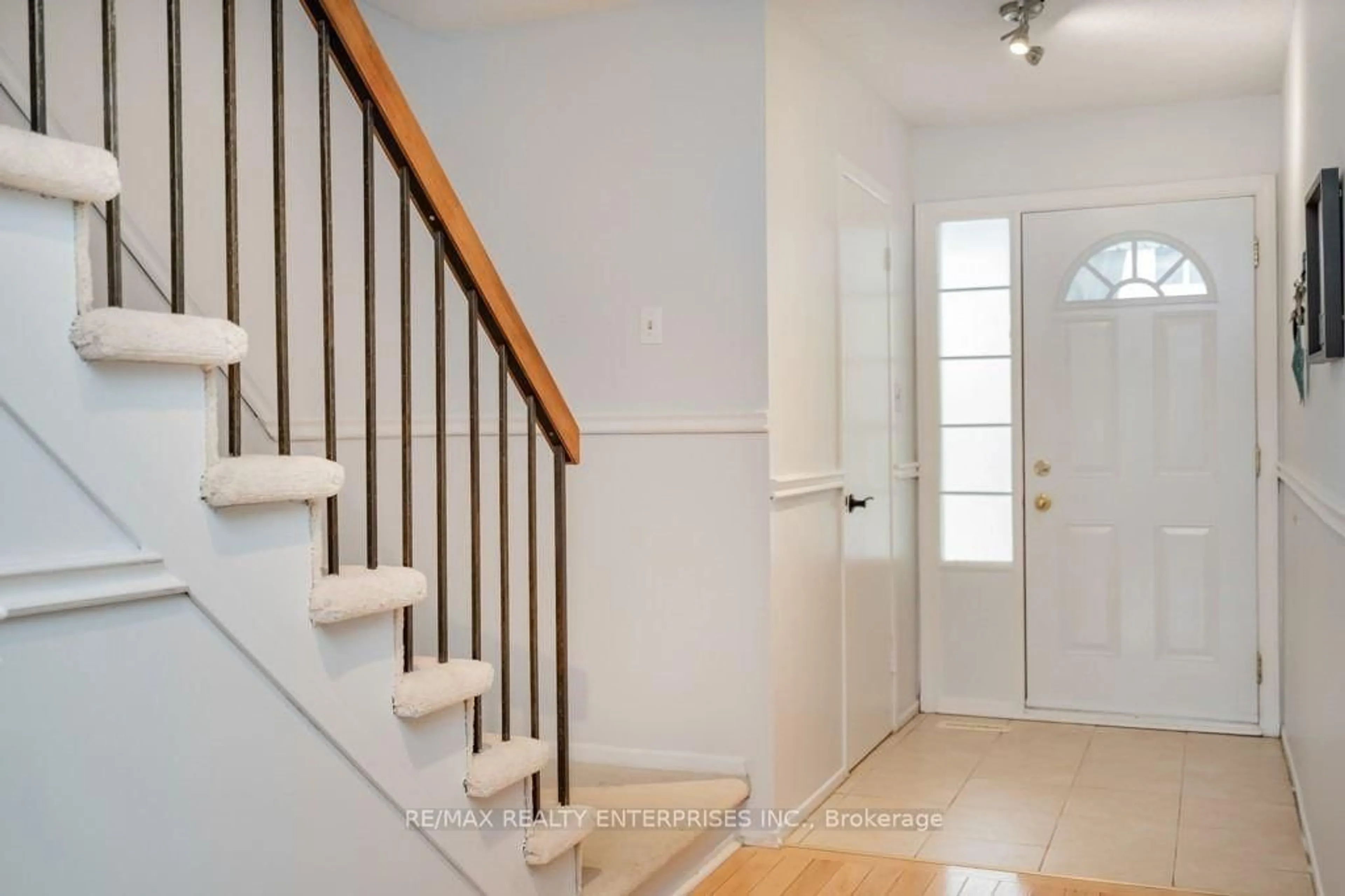 Indoor entryway for 830 Stainton Dr #58, Mississauga Ontario L5C 2Z3
